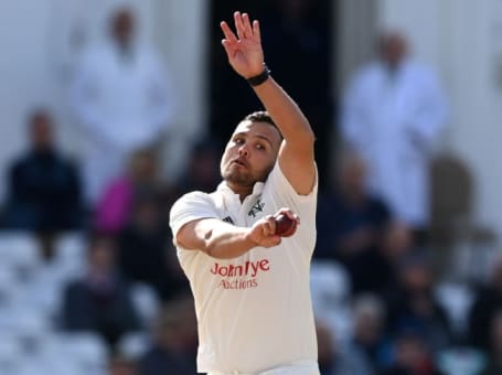 Dane Paterson bowling v Essex