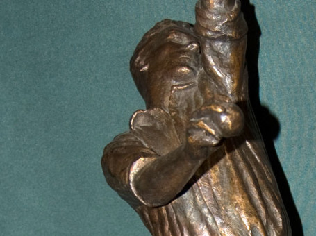 larwood statue