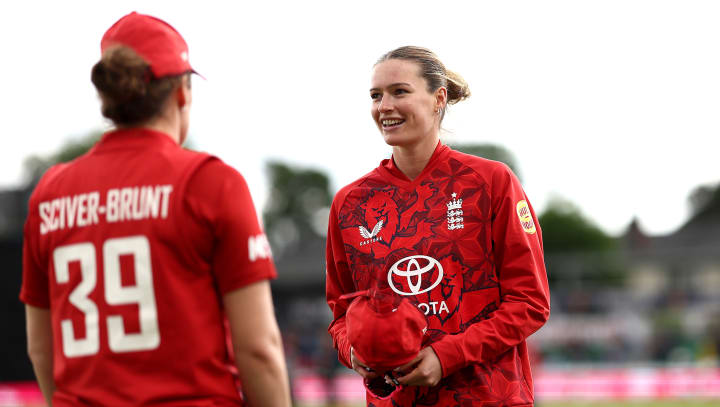 Lauren Bell Nat Sciver Brunt WIT20