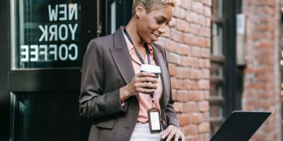Créer une entreprise en étant salarié : guide 2025