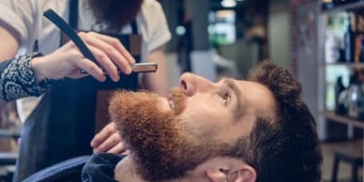 Devenir coiffeuse à domicile : tout savoir en 3 minutes