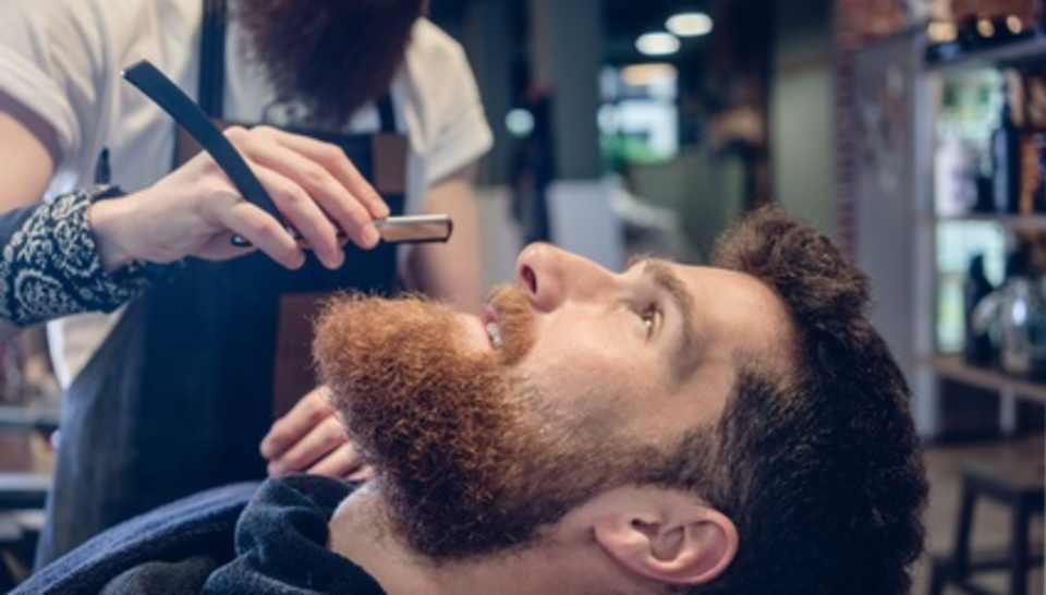 Devenir coiffeuse à domicile : tout savoir en 3 minutes