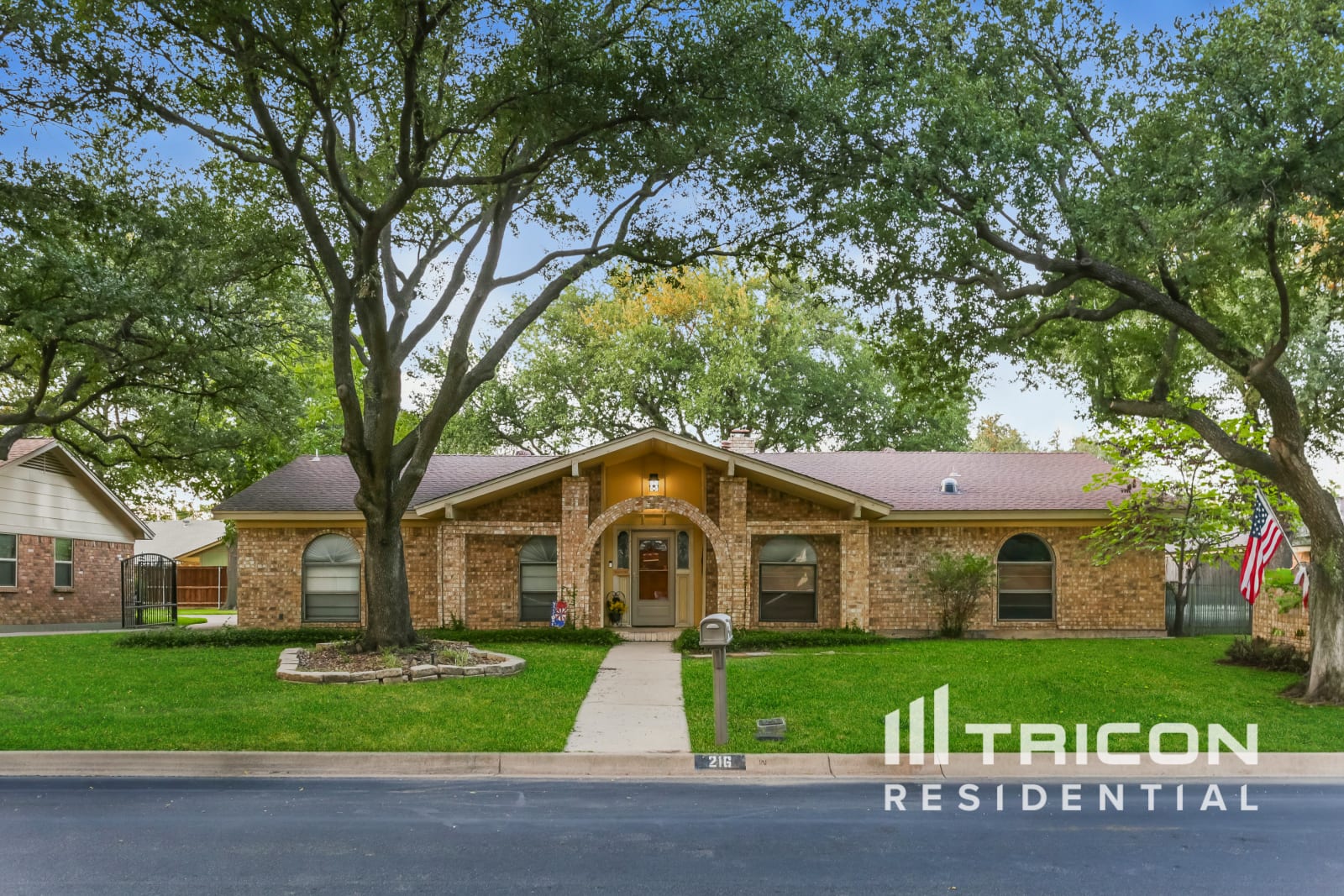 216 Baker Dr Hurst TX