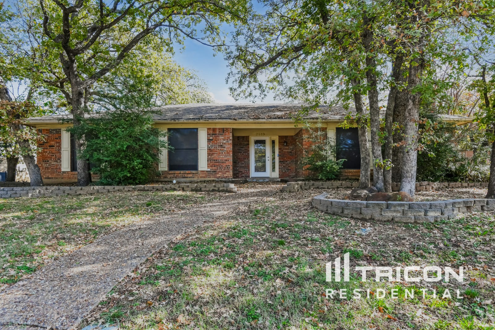 2819 Hedgeway Dr Arlington TX