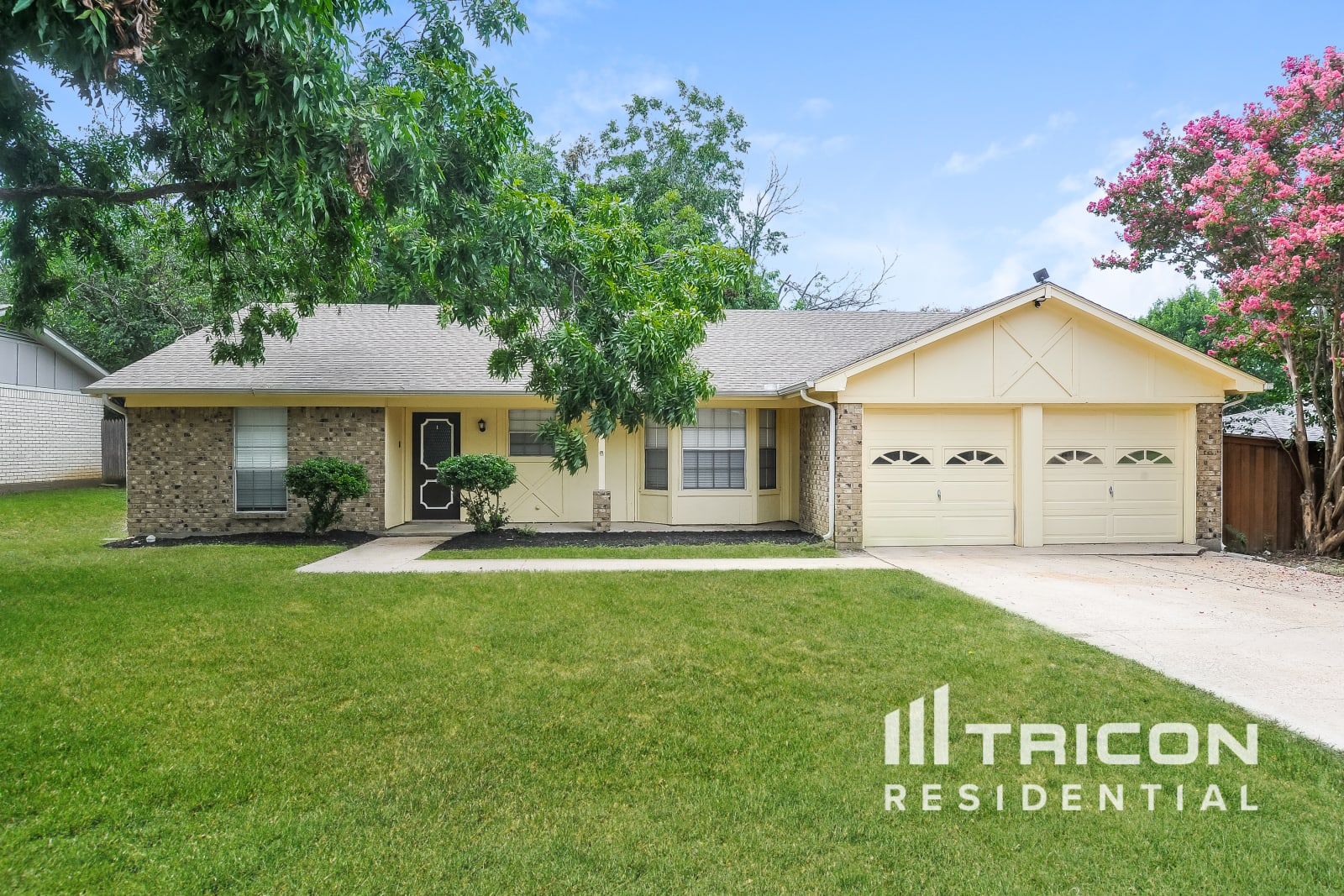 9941 Farmington Drive Benbrook TX