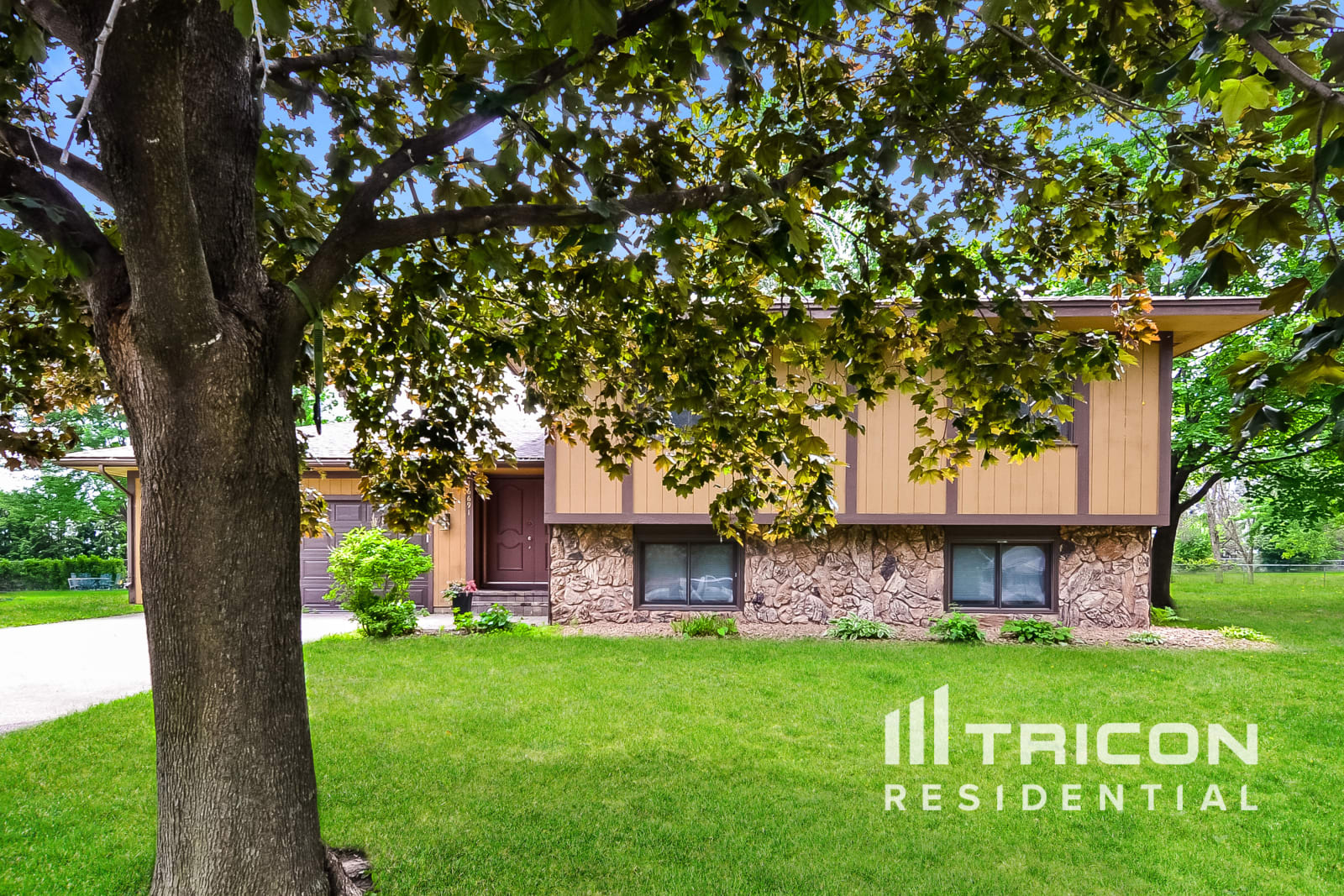 16691 N Hillcrest Ct Eden Prairie MN