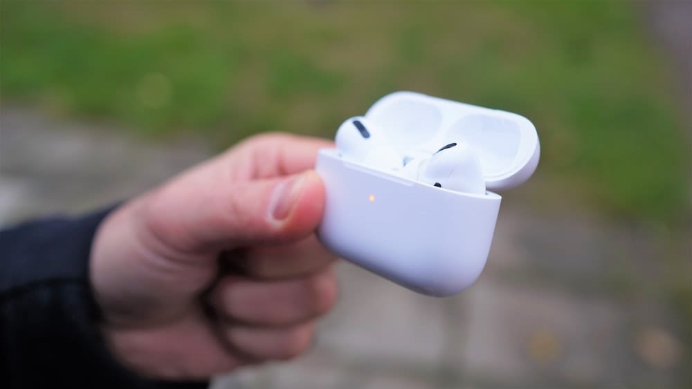 AirPods Pro 2 ad aprile con iPhone SE 2021? Le