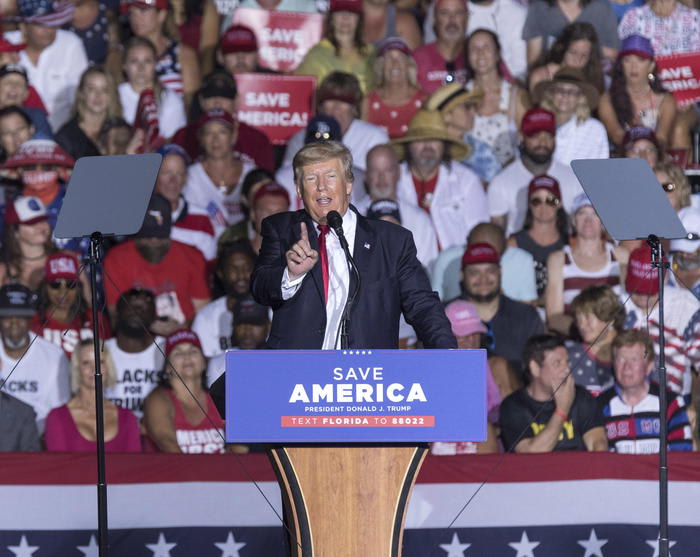 Trump annuncia causa a Twitter, Facebook e Google