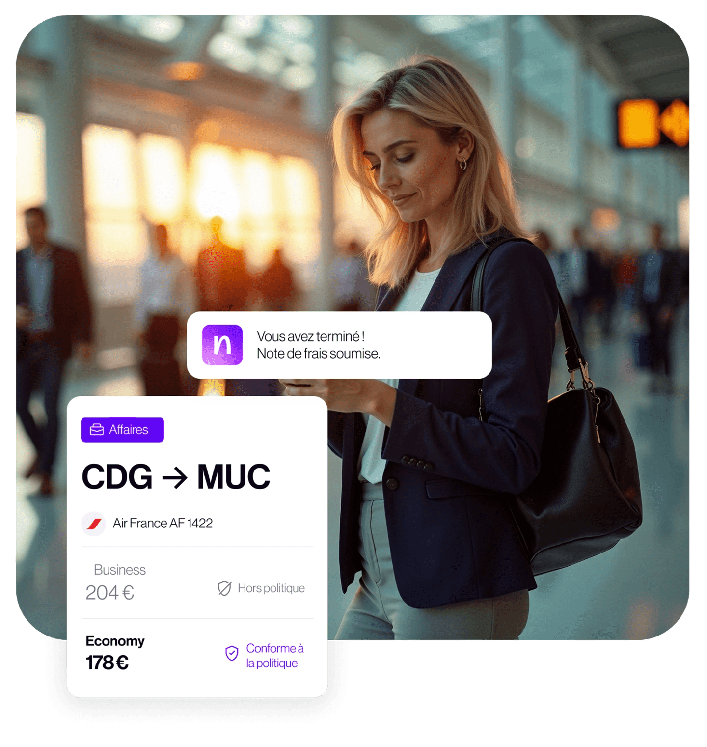 Femme à l'aéroport consultant son application Navan en souriant new