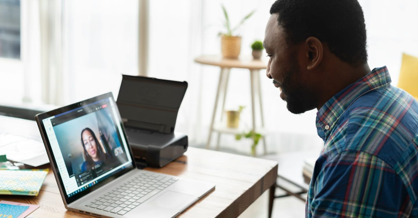 Geschäftsreisender, der Zoom für einen Video-Call verwendet