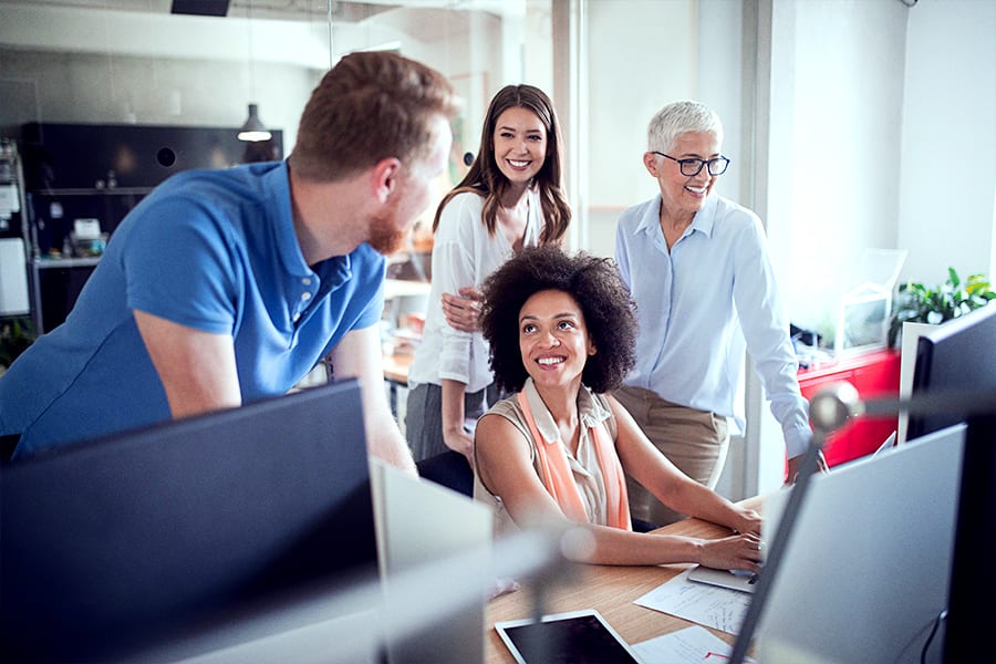 Un travel manager soutient les employés dans l'organisation de leurs voyages d'affaires