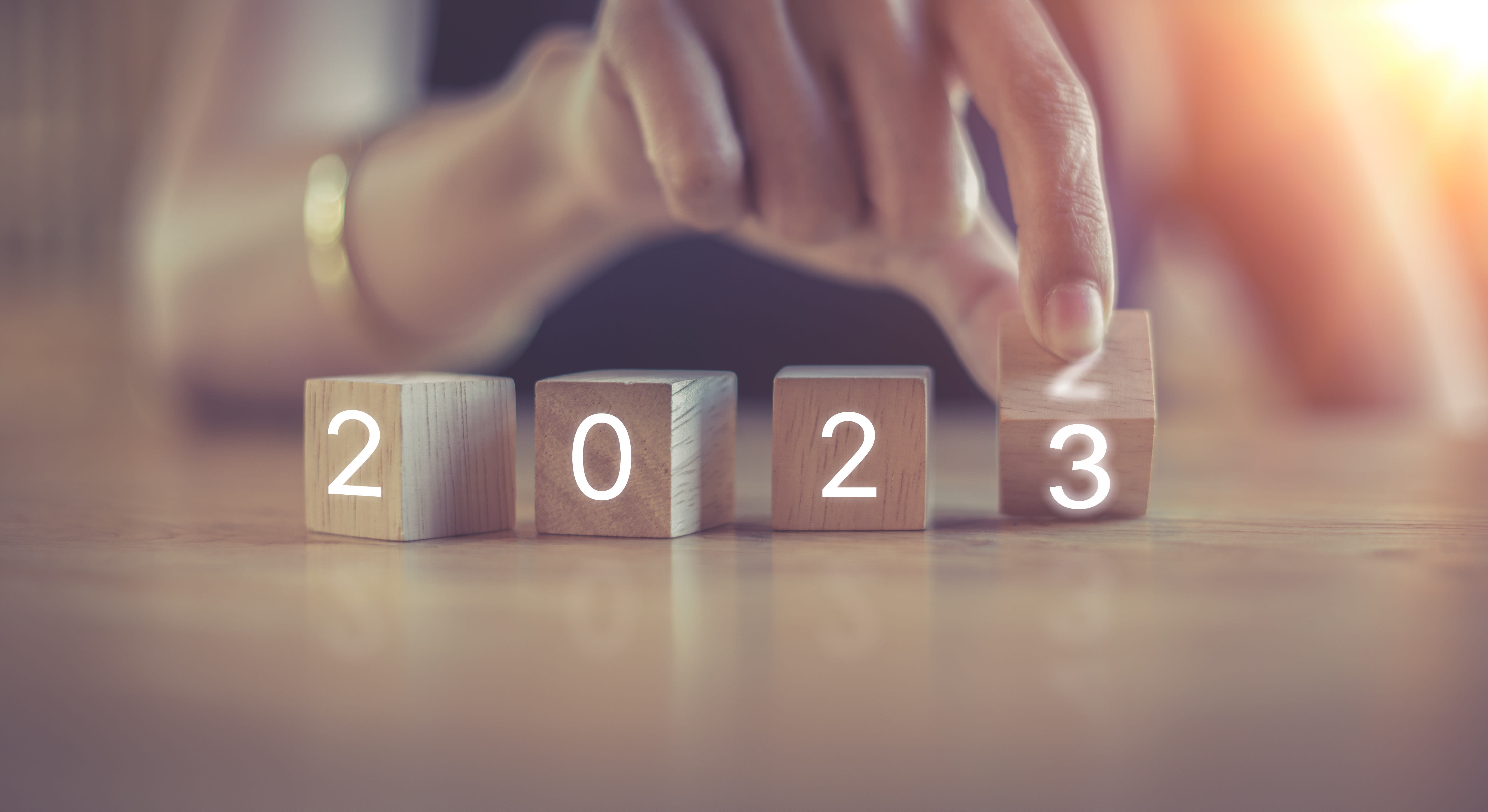 A woman's hand changing the date from 2022 to 2023.