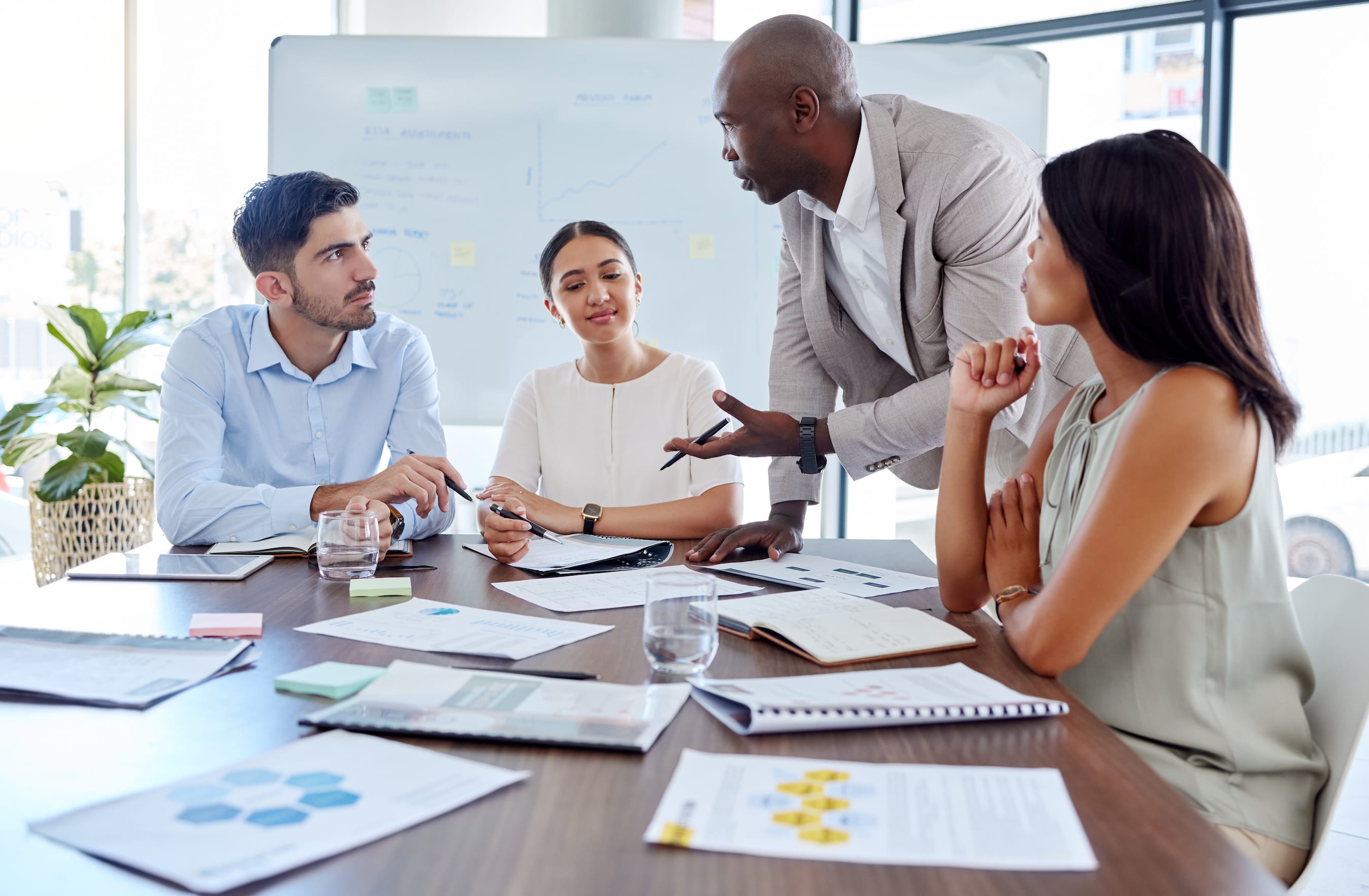 Personnes discutant autour d'une table lors d'un workshop en entreprise