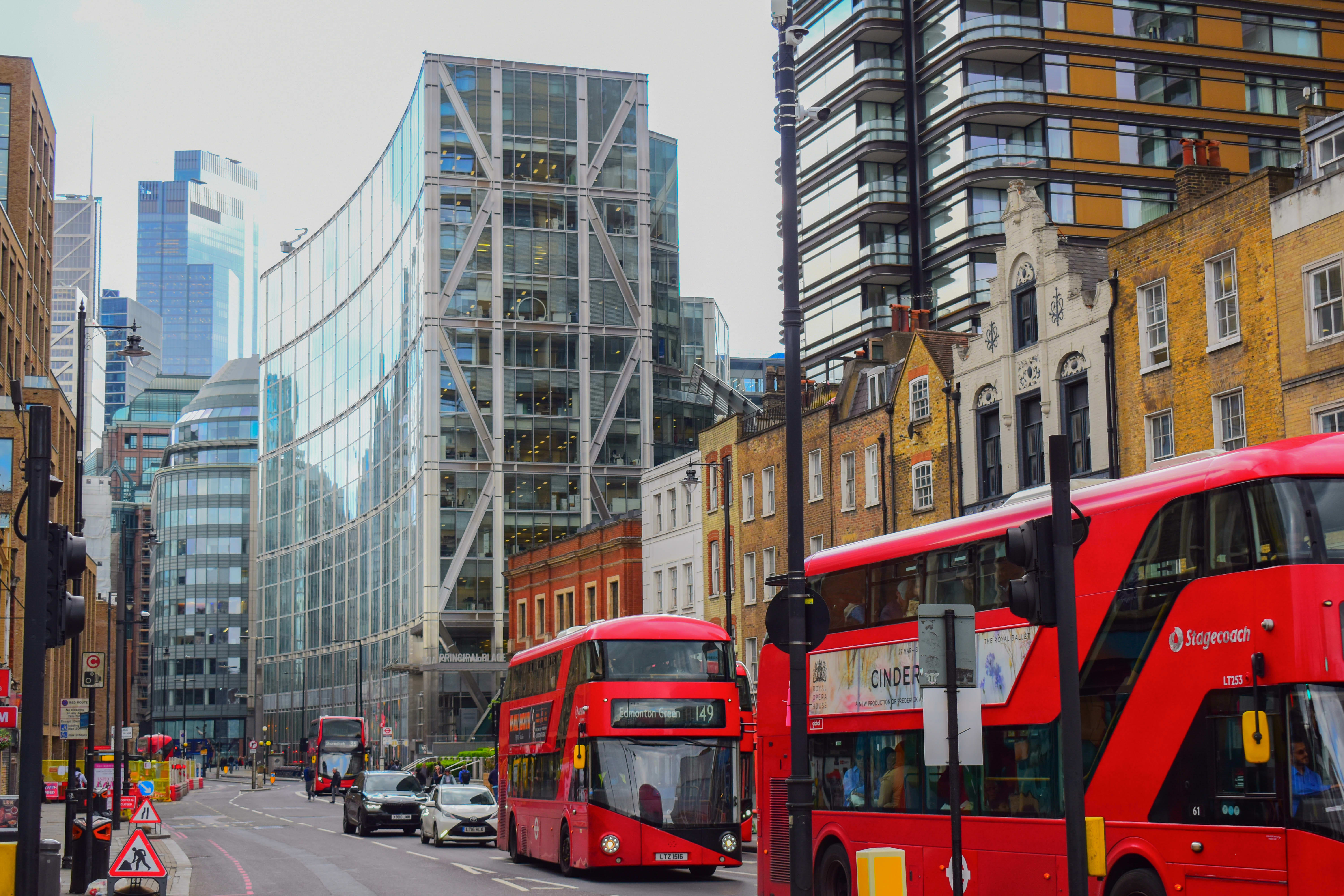 Vue d'une rue de Londres avec des bus rouges à deux étages