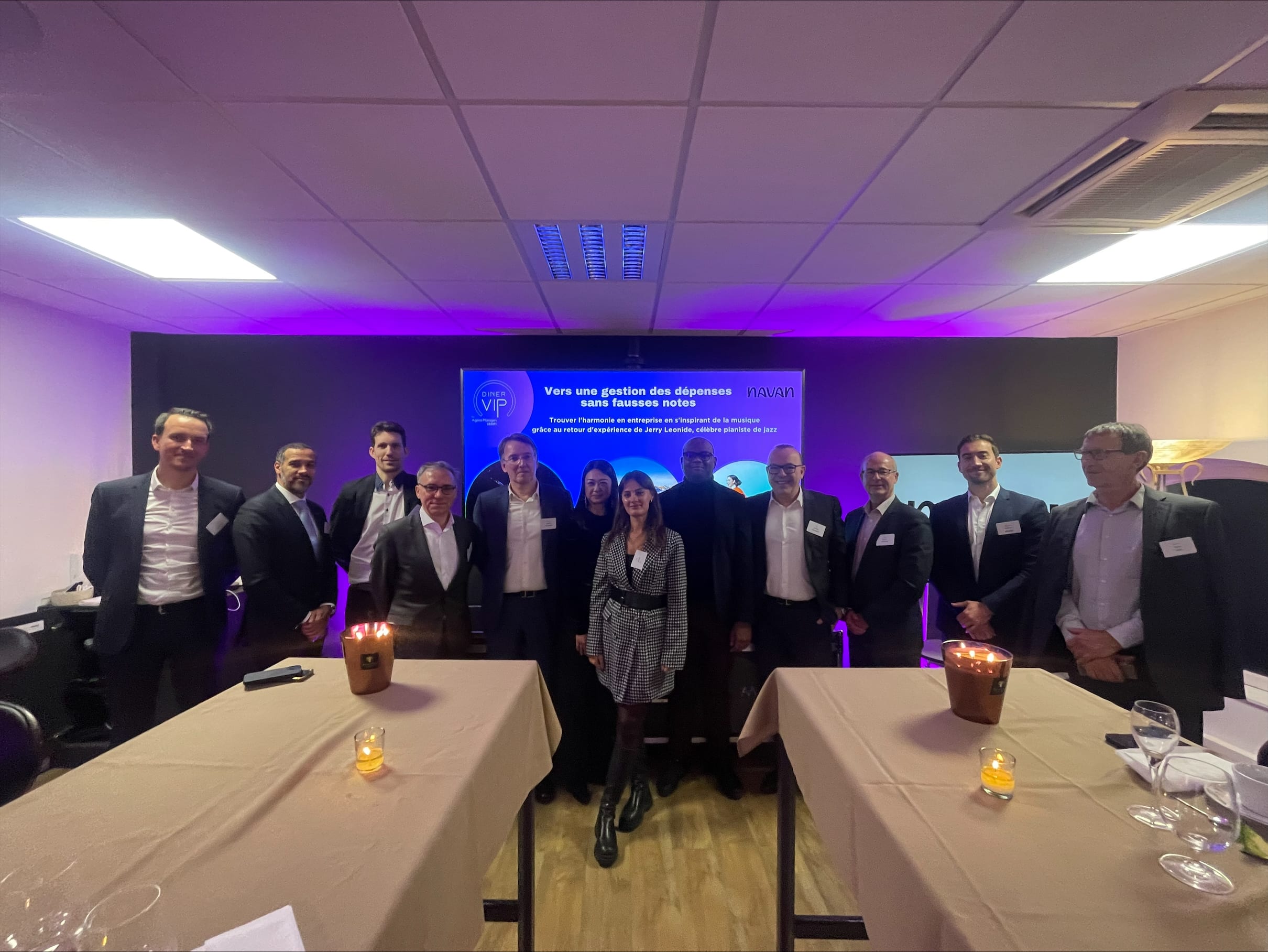 Yoann Le Lostec, Jerry Léonide et les autres intervenants posant pour une photo lors du dîner de l'agora des DAF.