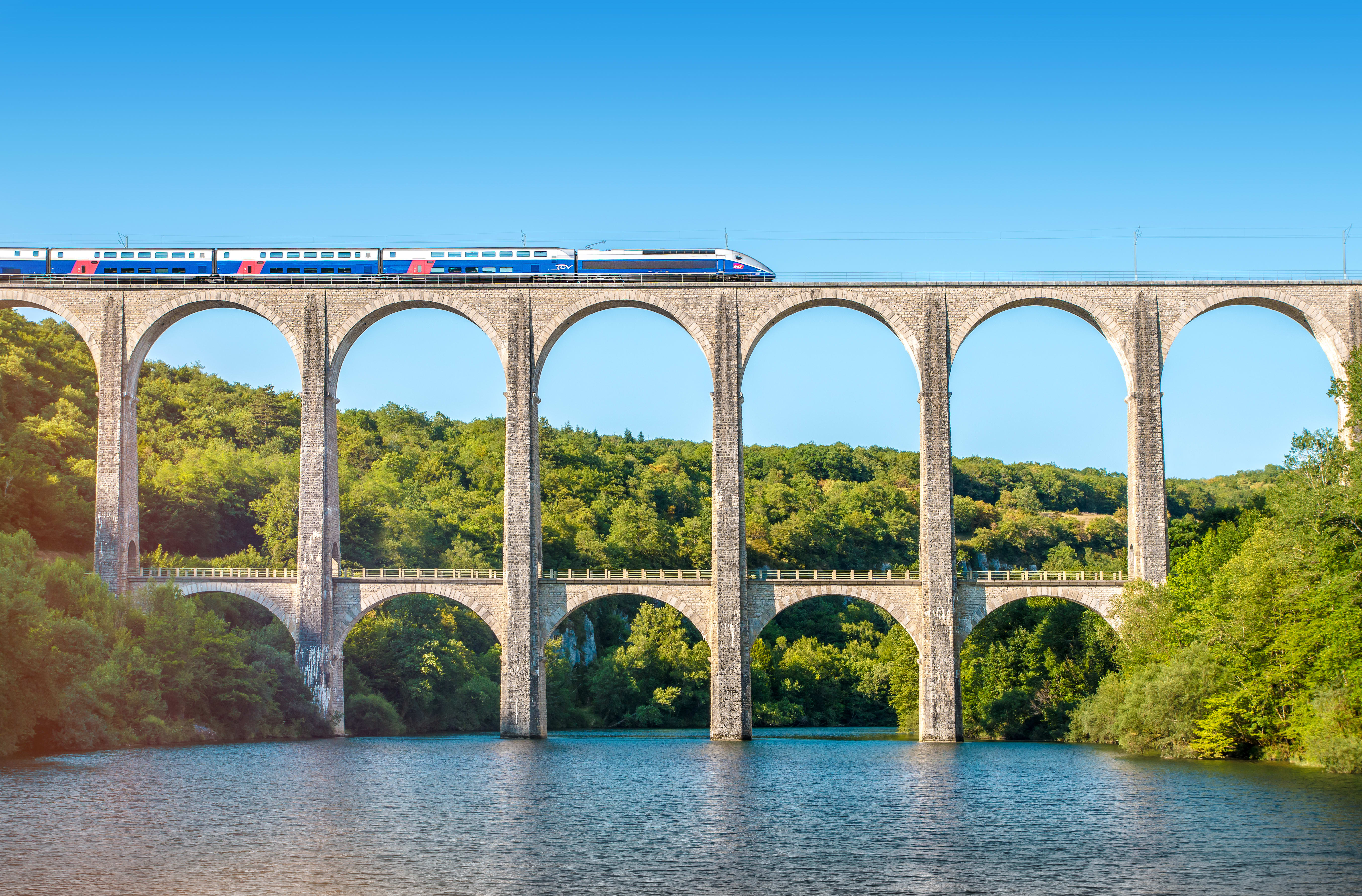 Train TGV de la SCNF passant sur le viaduc de Cize-Bolozon