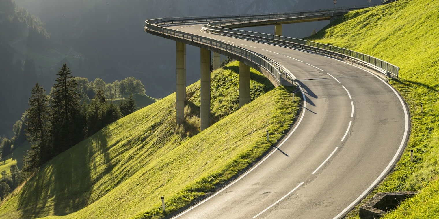 Nachhaltig reisen mit Navan: Straße, die durch grüne Landschaft führt