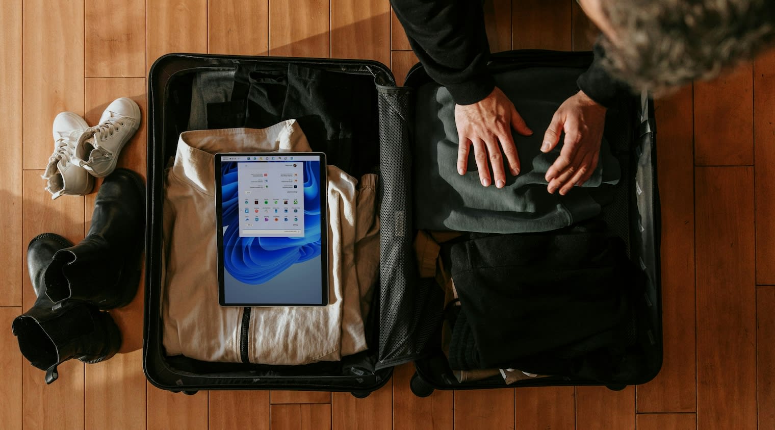 employée qui organise son voyage d'affaires à partir de son ordinateur grâce à une agence de voyages en ligne