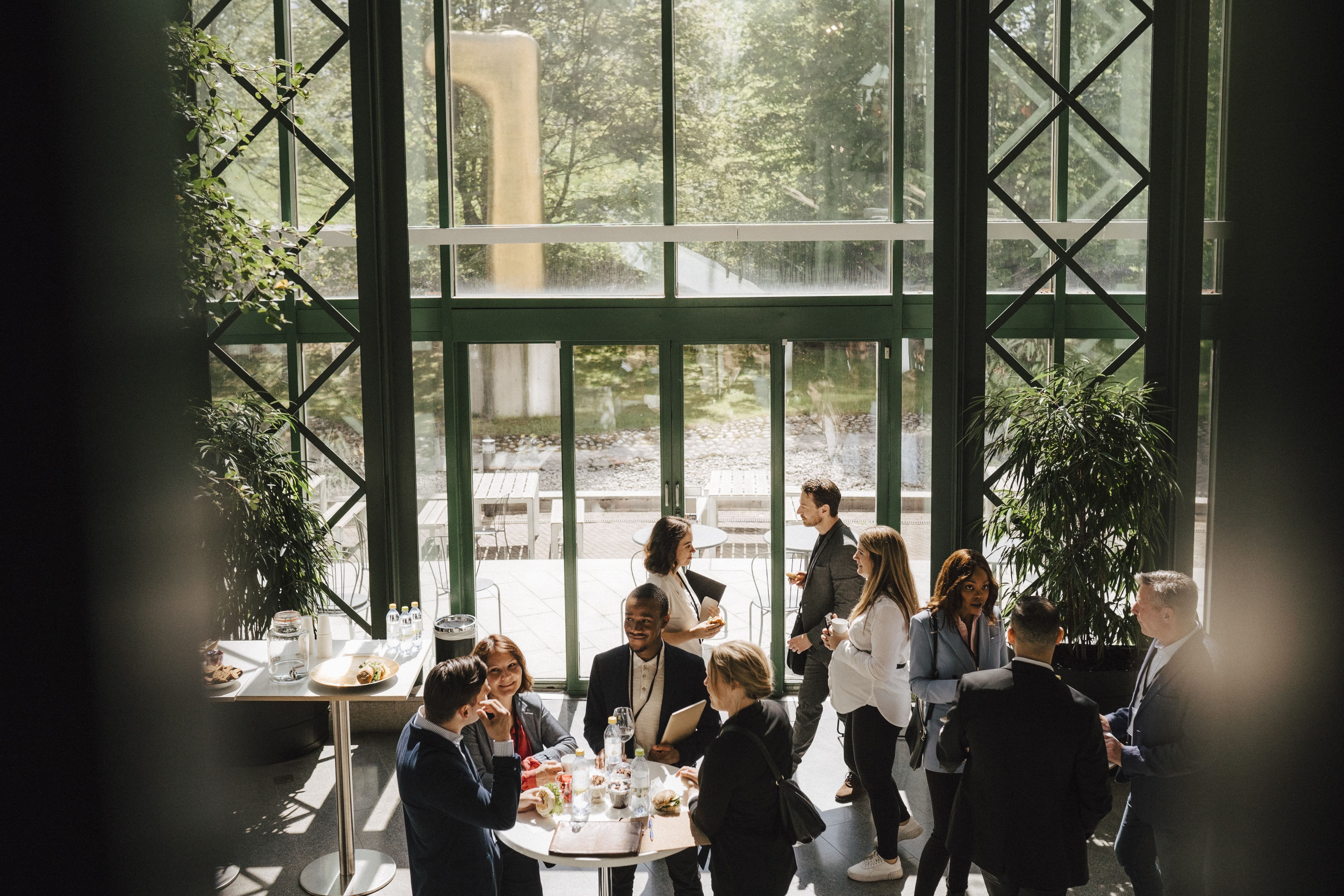 Gruppe von Menschen, die auf einer Reisemesse 2025 in Deutschland networken
