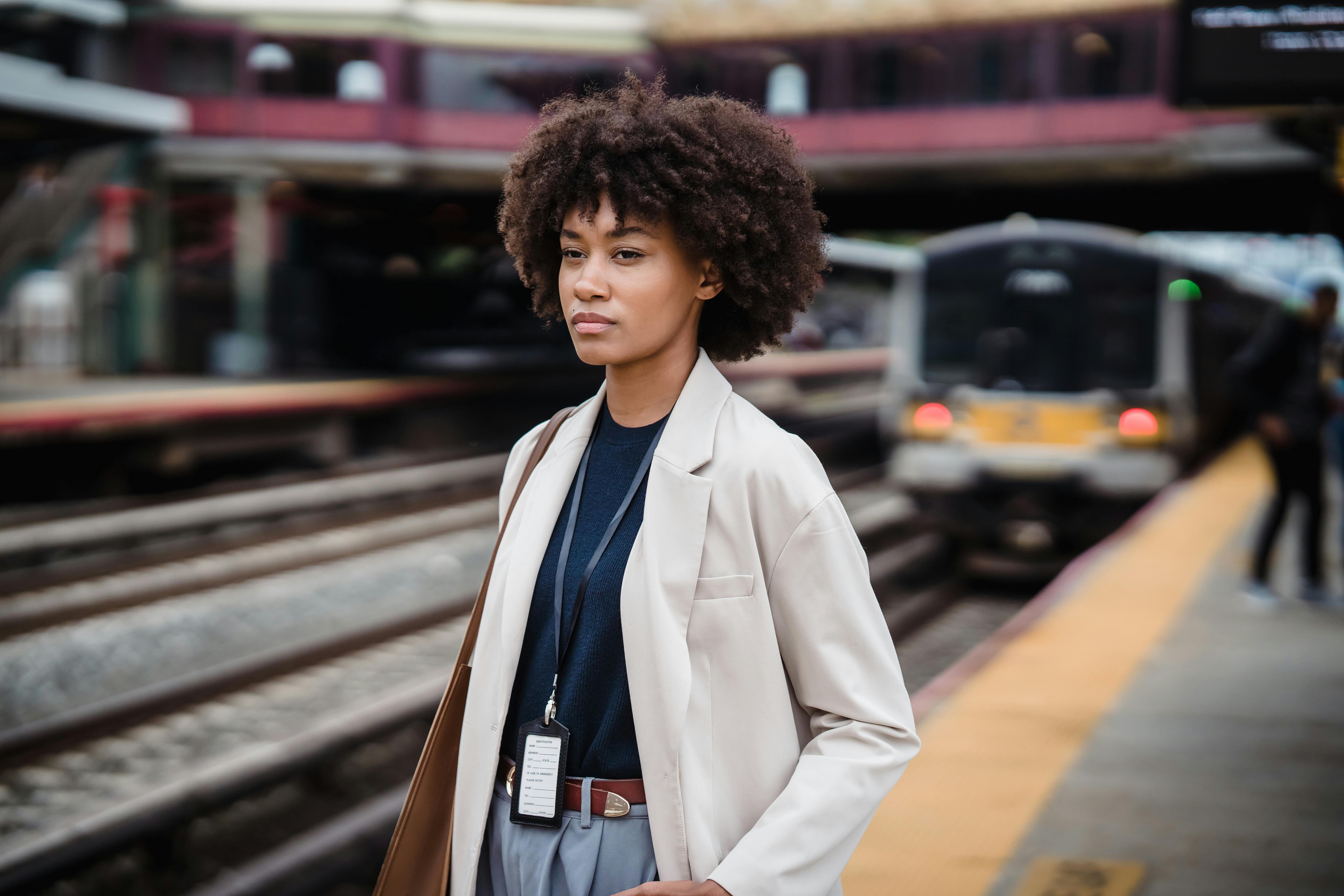 une employée voyage en train dans le respect de la politique de voyage de son entreprise