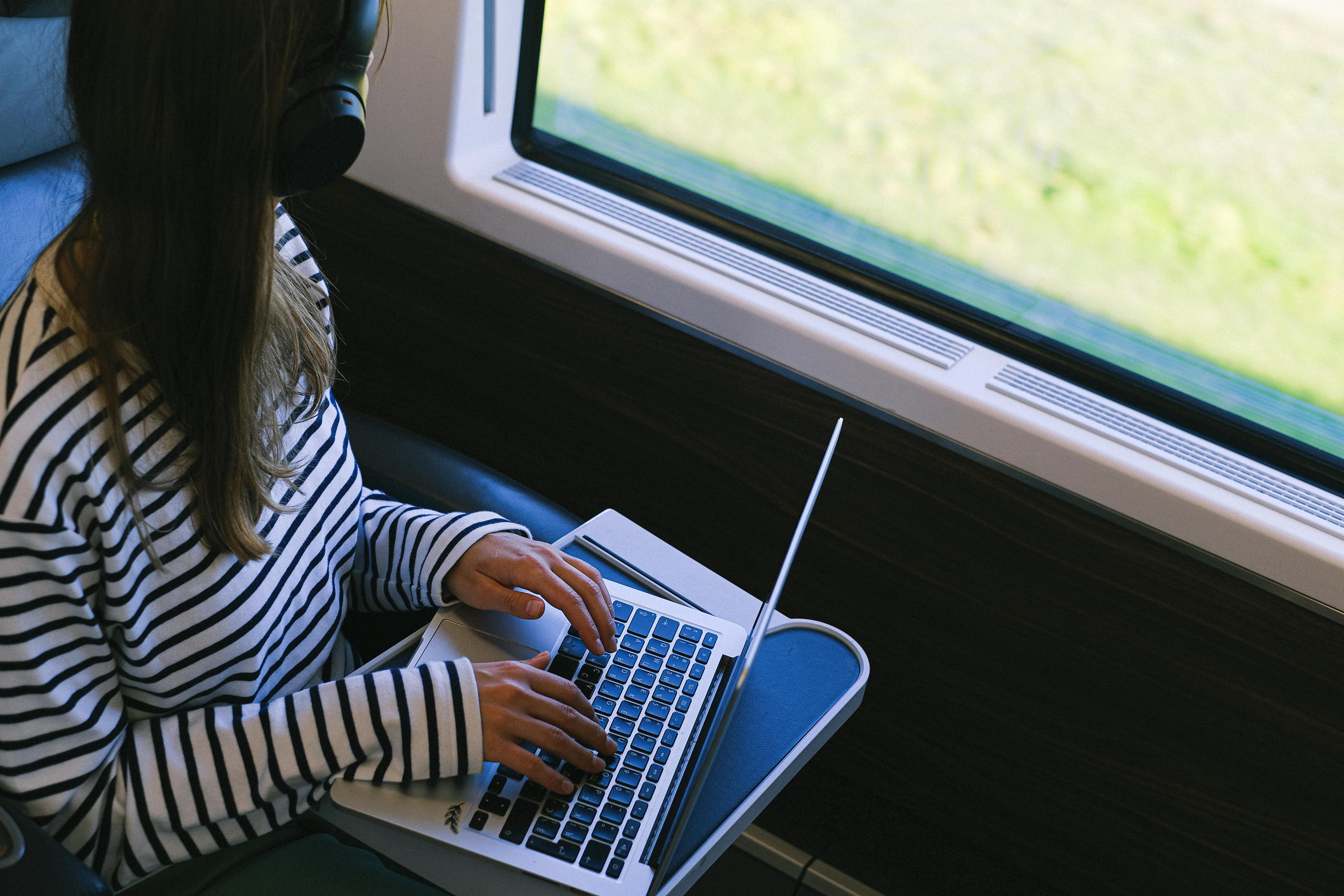 une voyageuse d'affaires travaille dans le train