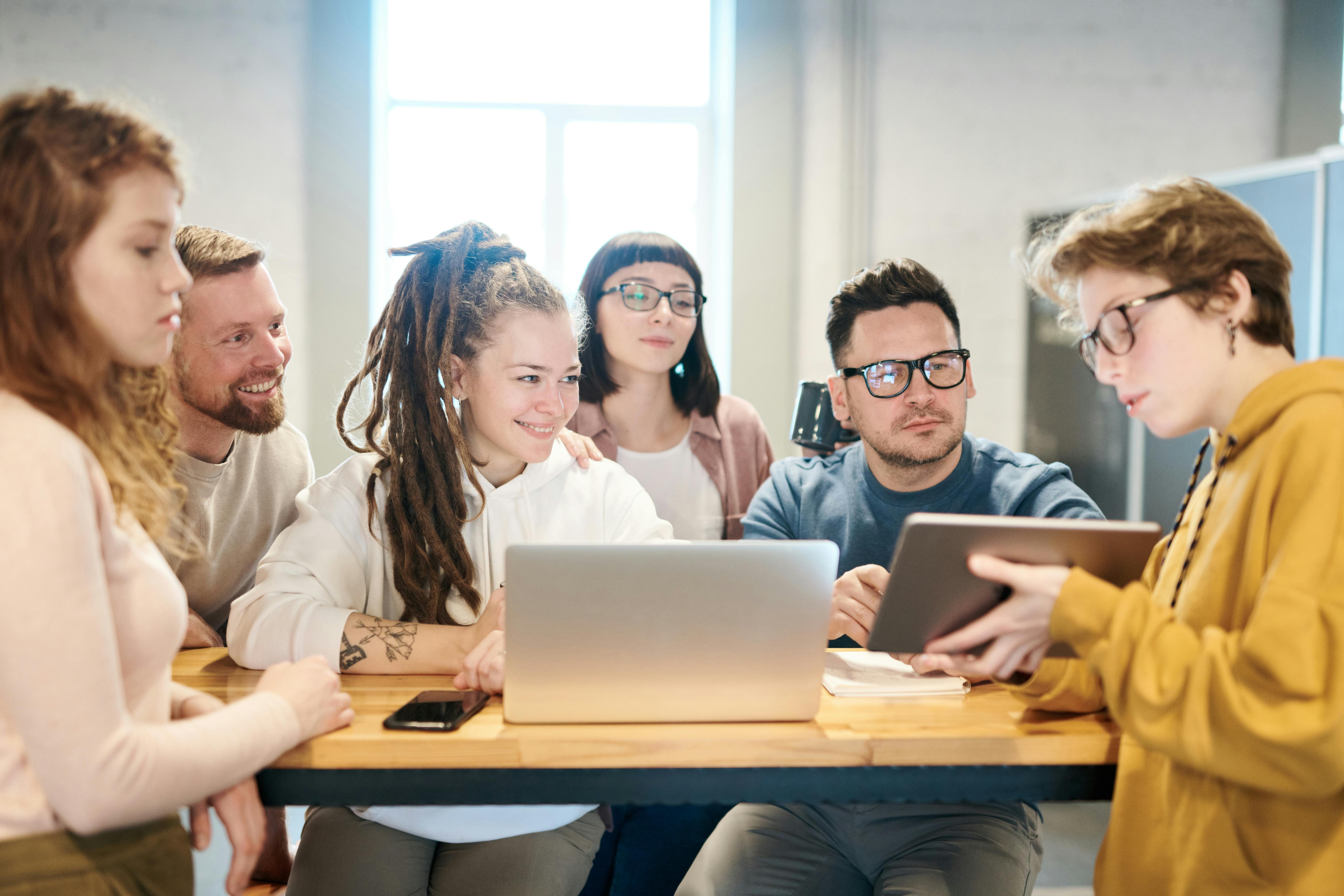 une petite entreprise gère ses voyages d'affaires avec sa plateforme de gestion tout-en-un