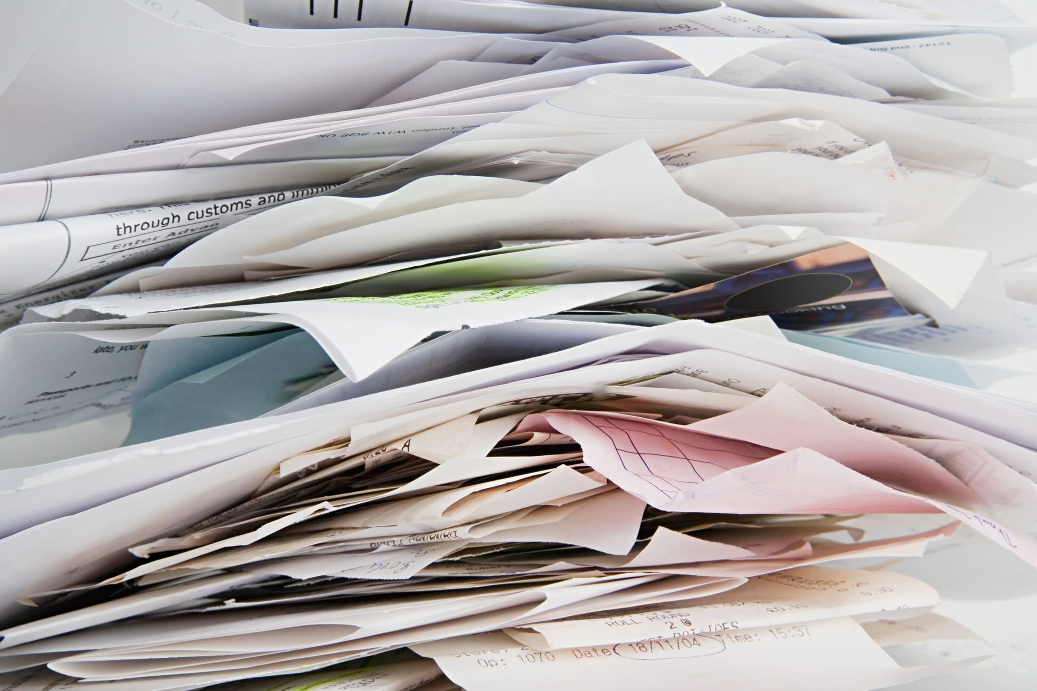 une pile de factures que viennent remplacer les solutions de gestion des dépenses professionnelles
