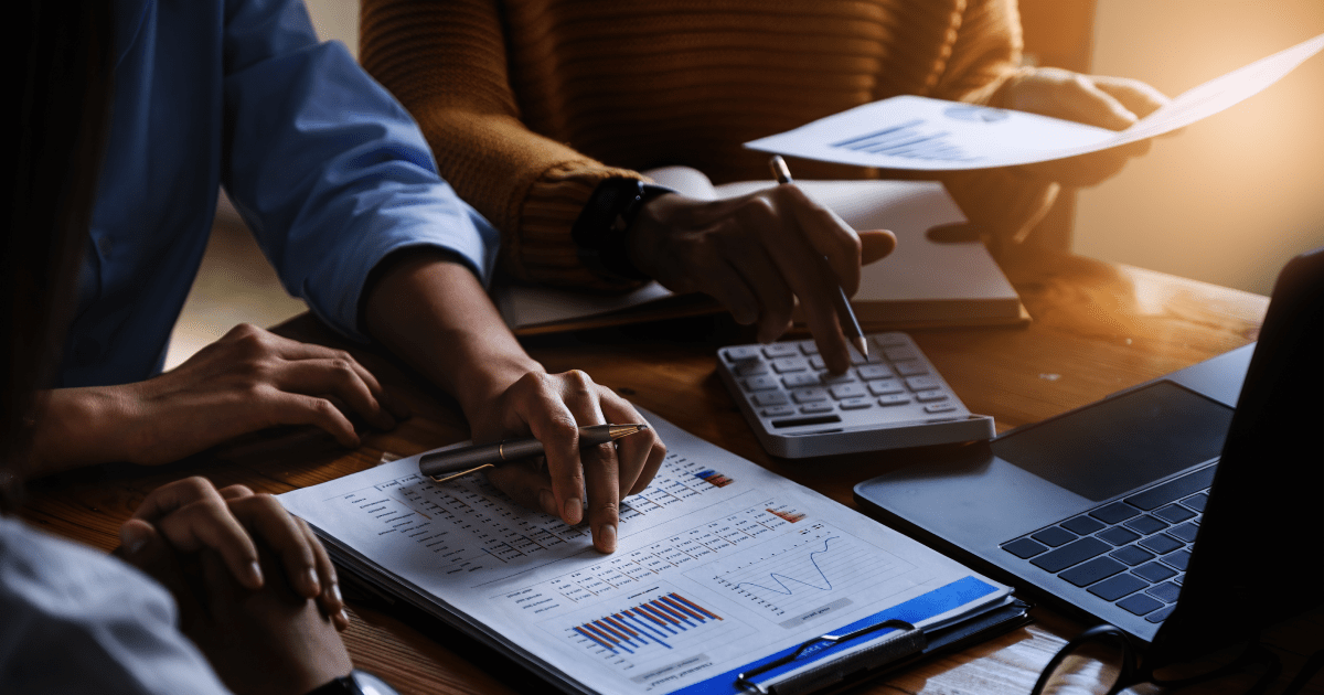 l'équipe comptable d'une entreprise mesure les résultats financiers après l'adoption d'une solution de gestion des dépenses professionnelles.