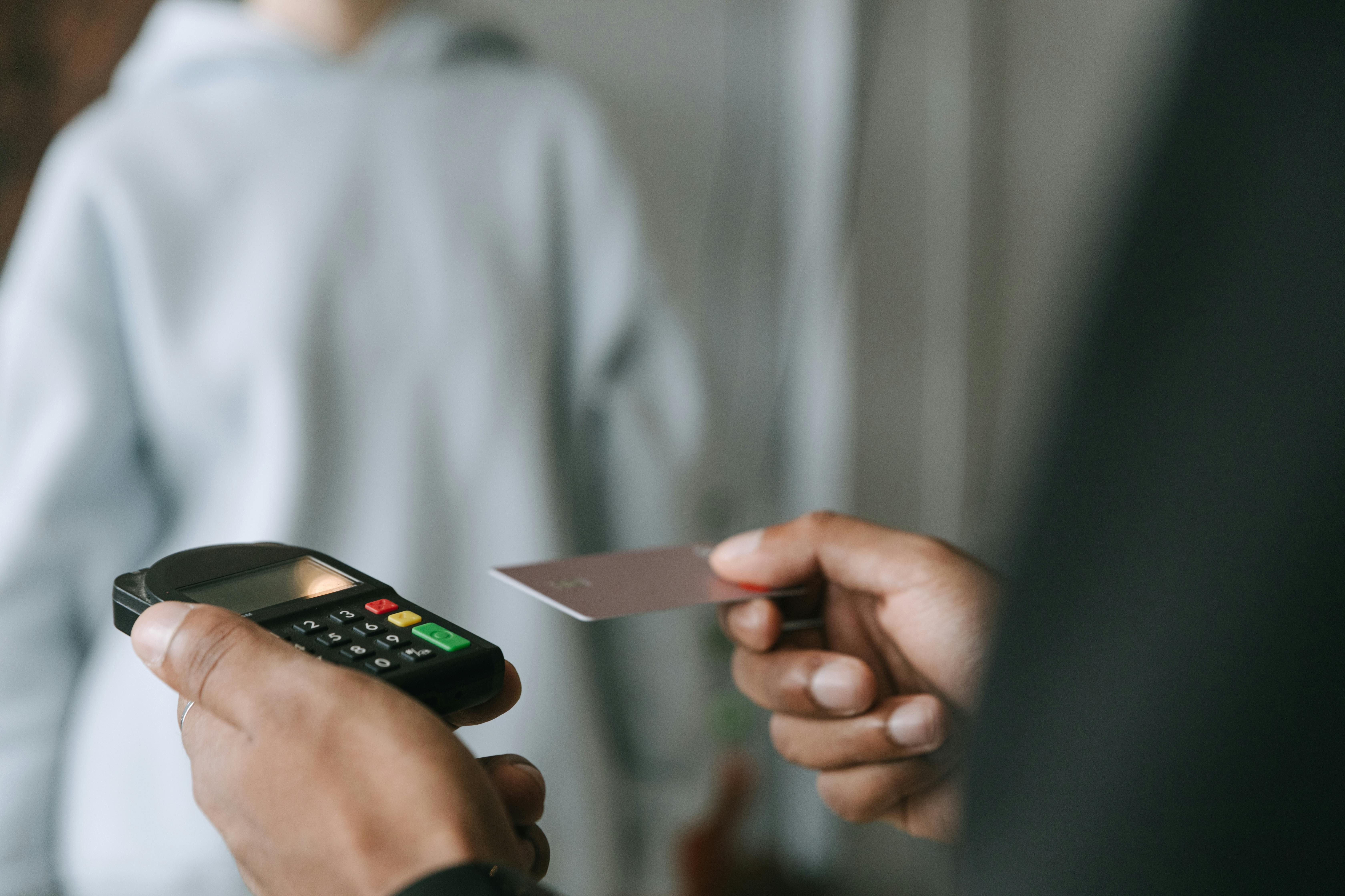 un employé règle ses dépenses professionnelles grâce à sa carte bancaire d'entreprise.
