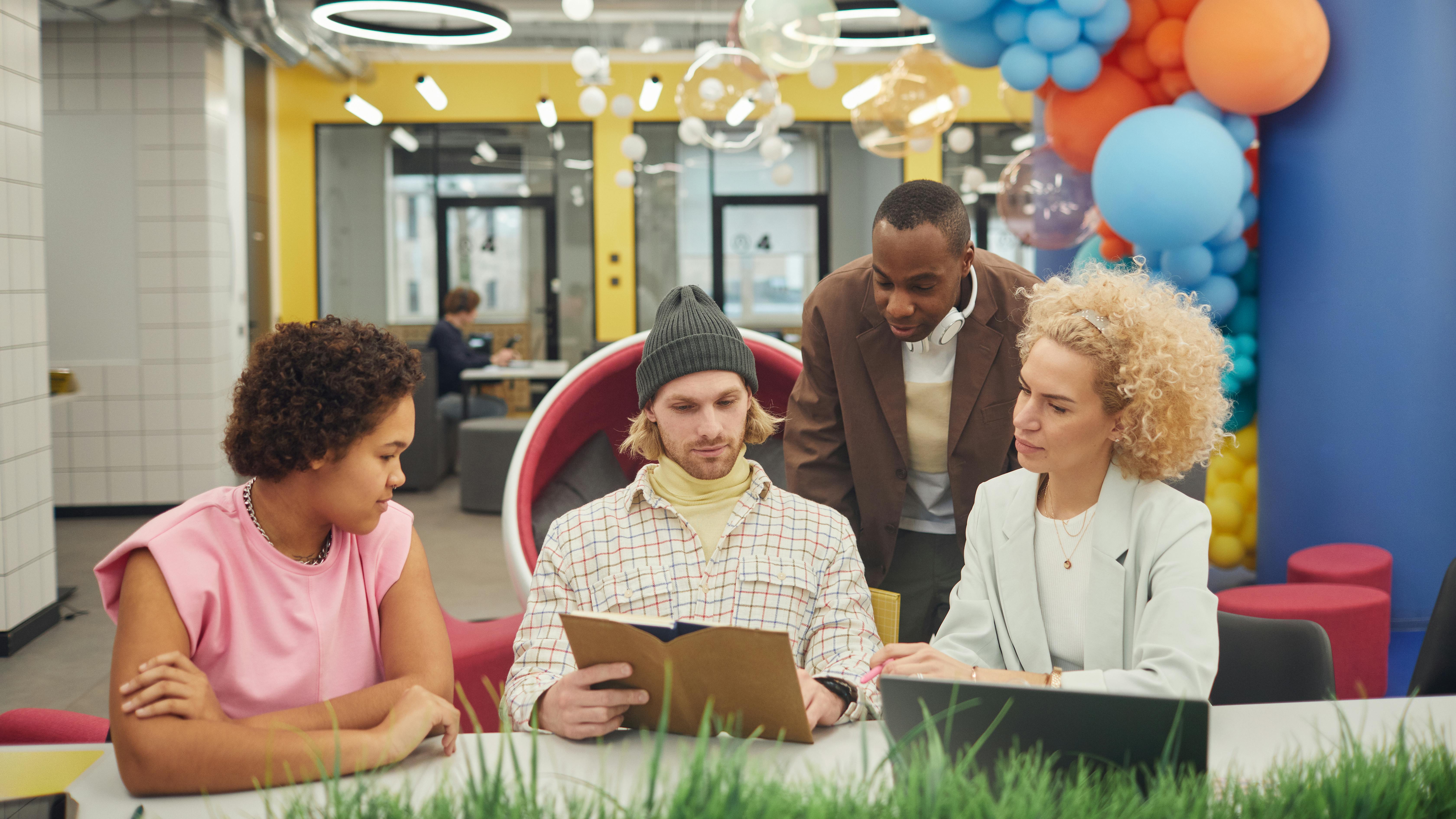 Une équipe organise le séminaire de son entreprise dans un esprit bleisure, mêlant travail et loisirs.