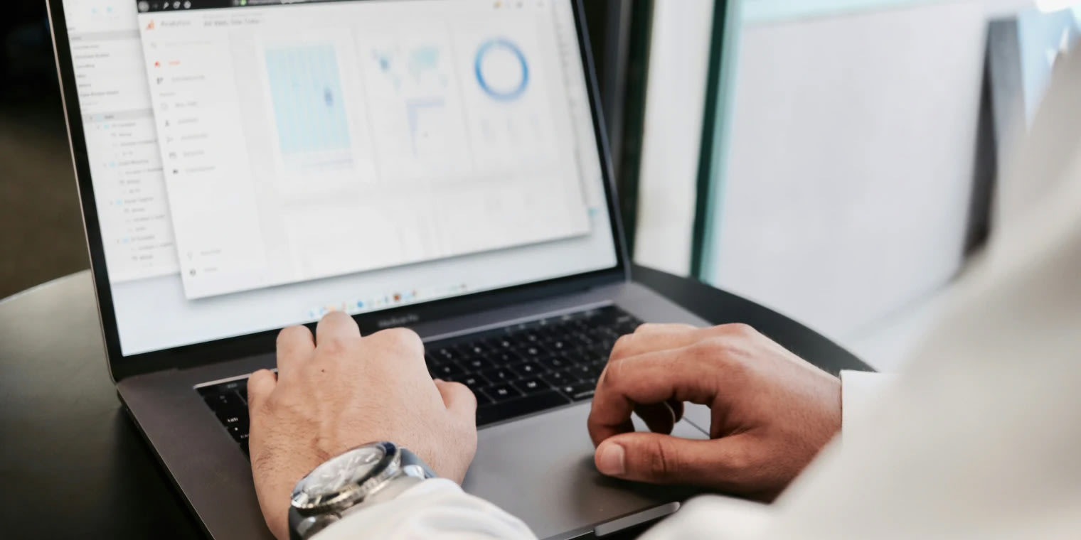 Auf einem grauen Laptop sieht man die Graphen der Reisekostenabrechnung Software.