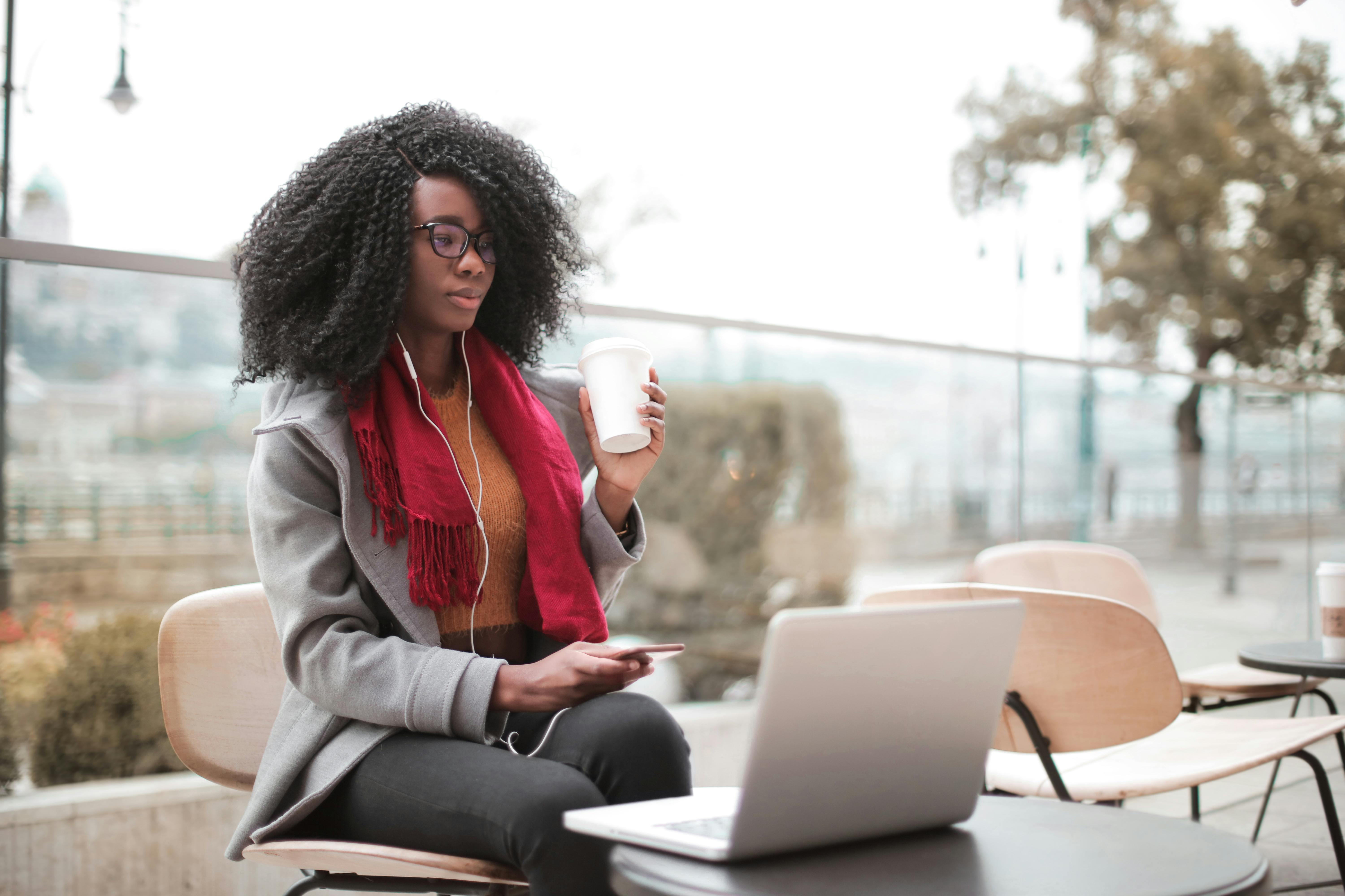 une femme en voyage d'affaires dont l'entreprise respecte son devoir de diligence