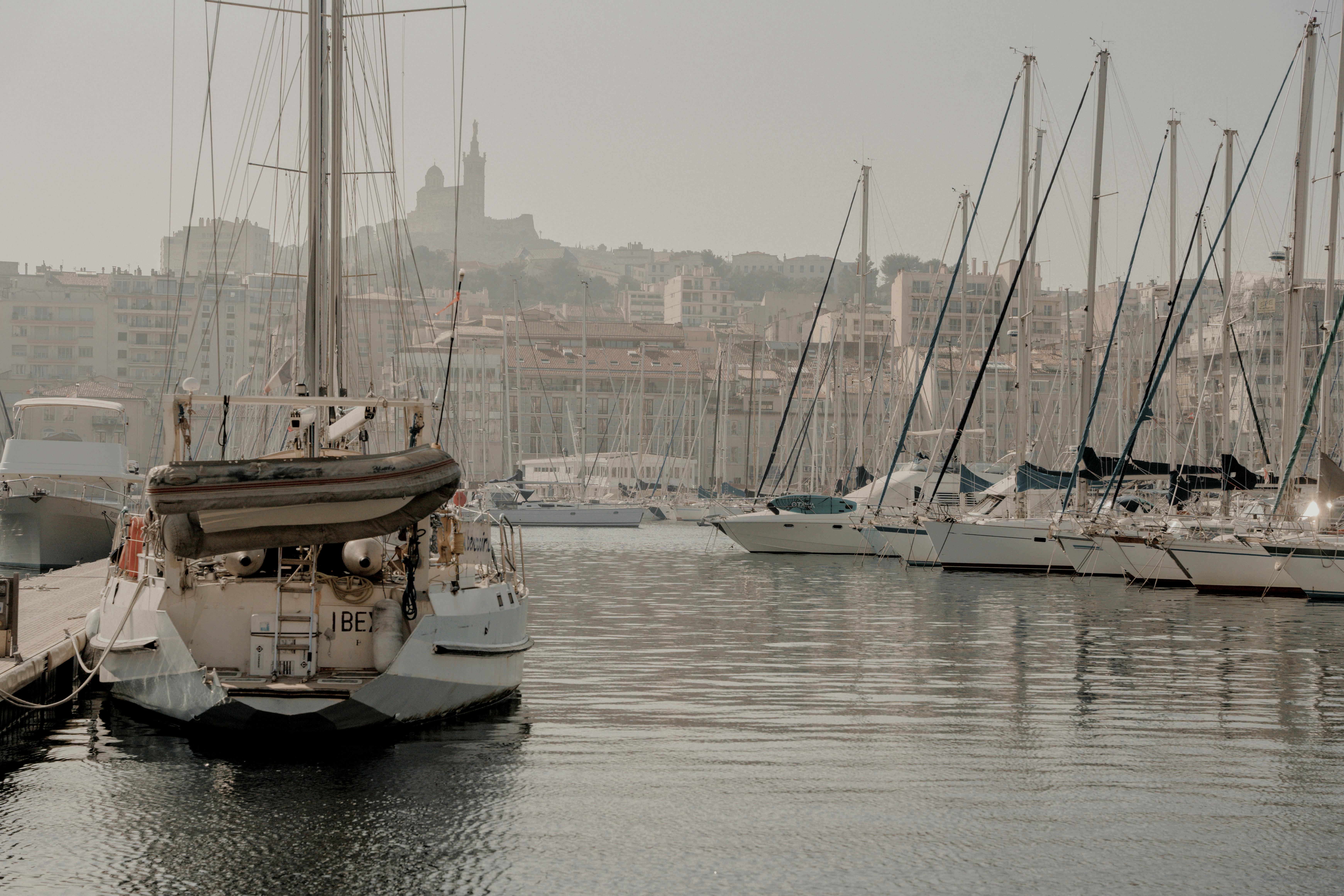 Vue du port de Marseille où se trouvent des agences de voyage