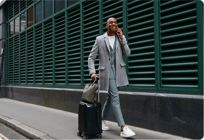 Homme au téléphone partant en voyages d'affaires