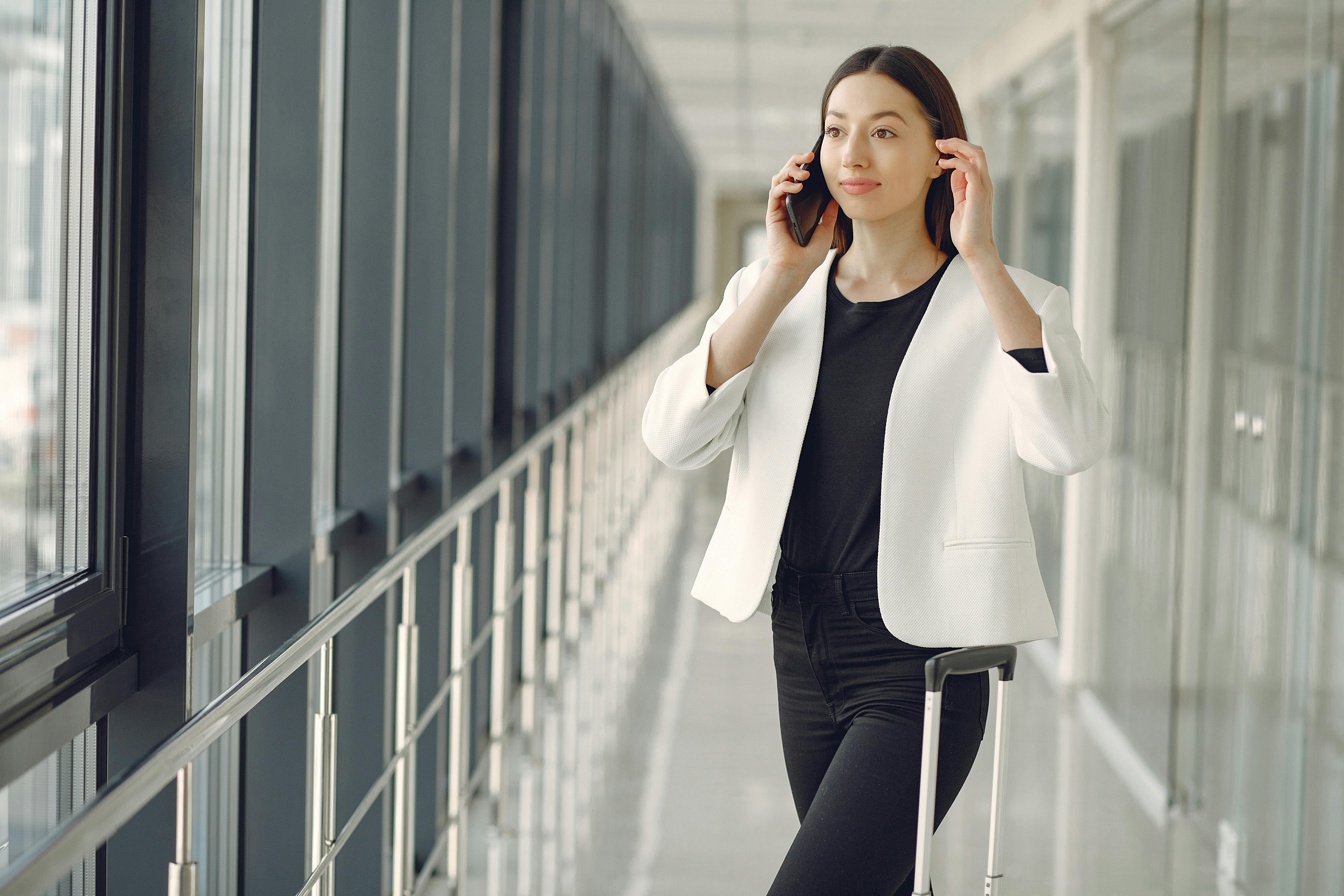 une employée appelle son agence de voyage corporate pour modifier son itinéraire