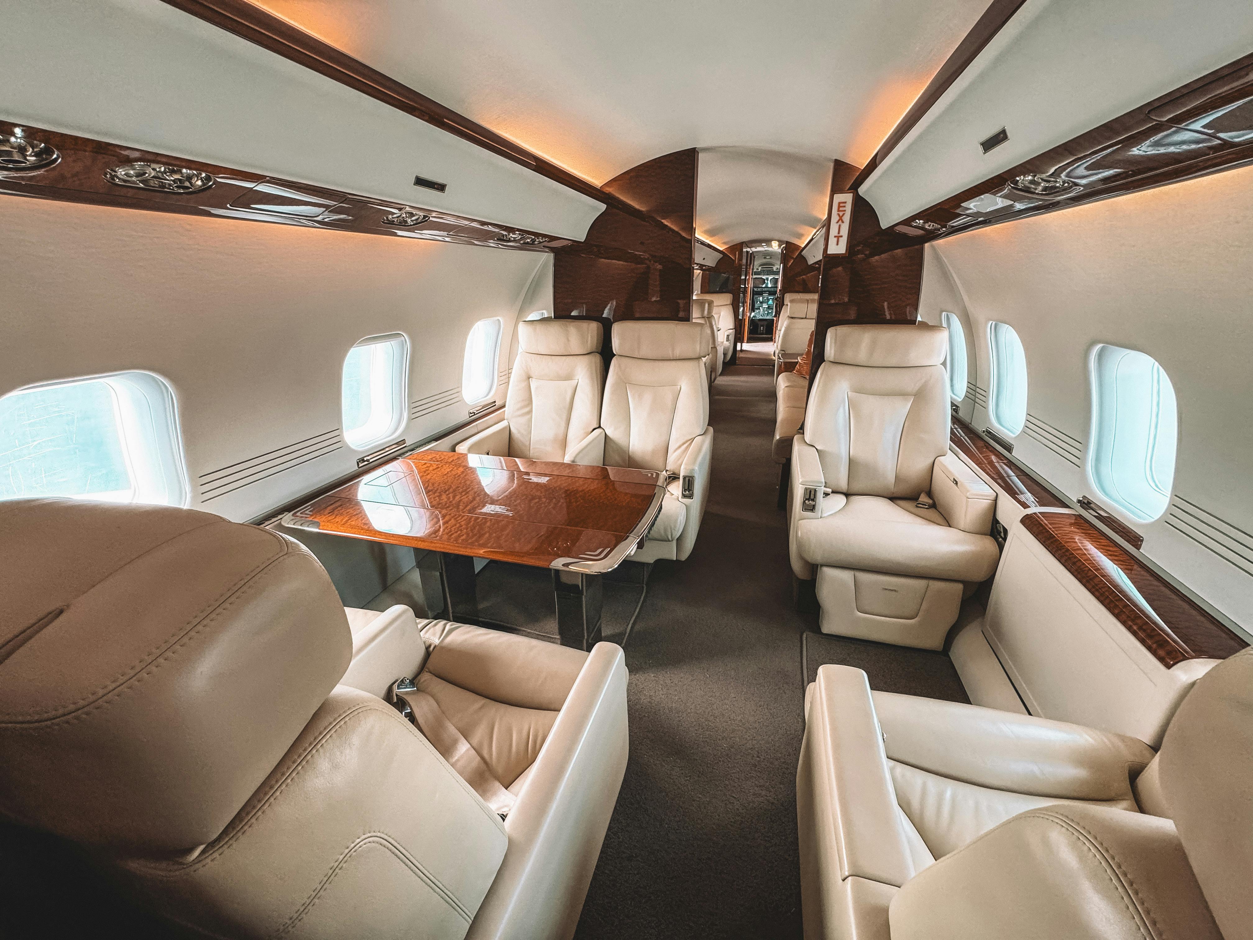 Un salon en première classe dans un avion