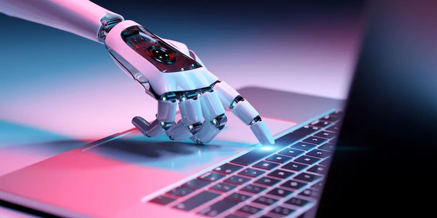 KI im Geschäftsreisemanagement wirkt so, als würde eine weiße Roboterhand den silbernen Laptop bedienen.