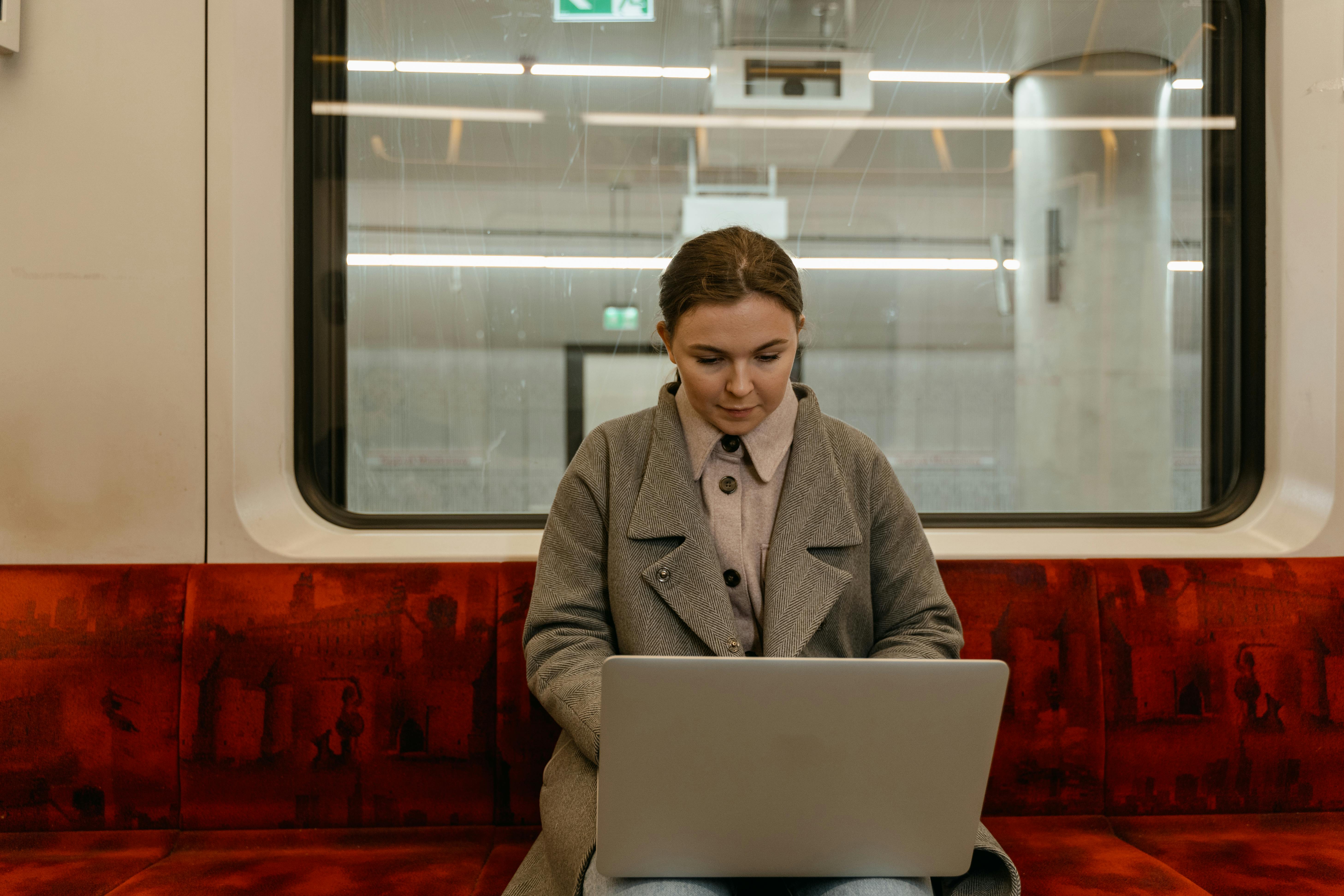 Une femme en déplacement professionnel travaille dans le train