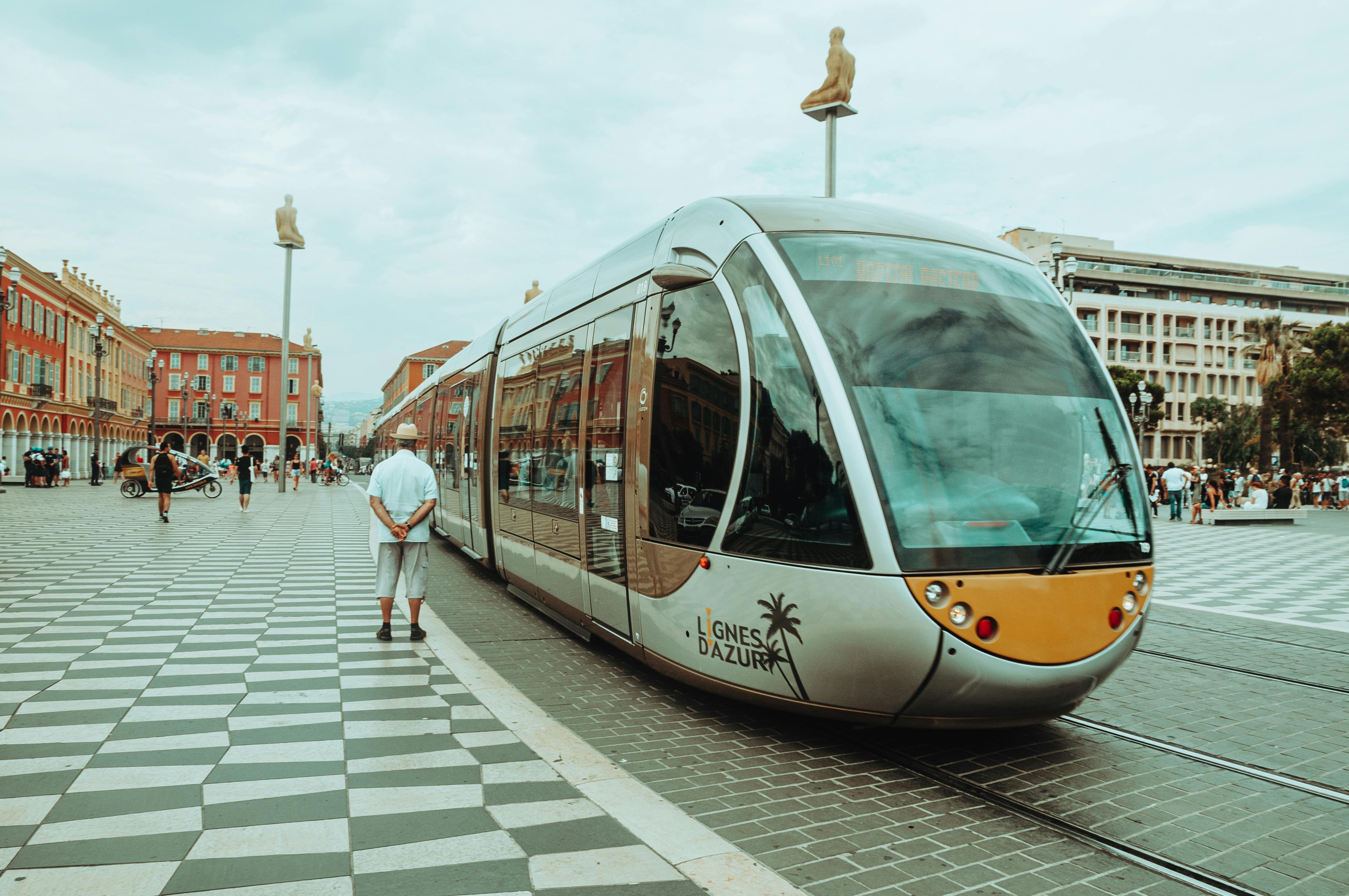 Le tramway est une option de mobilité douce afin de réduire l'impact carbone lors des trajets quotidiens maison-travail