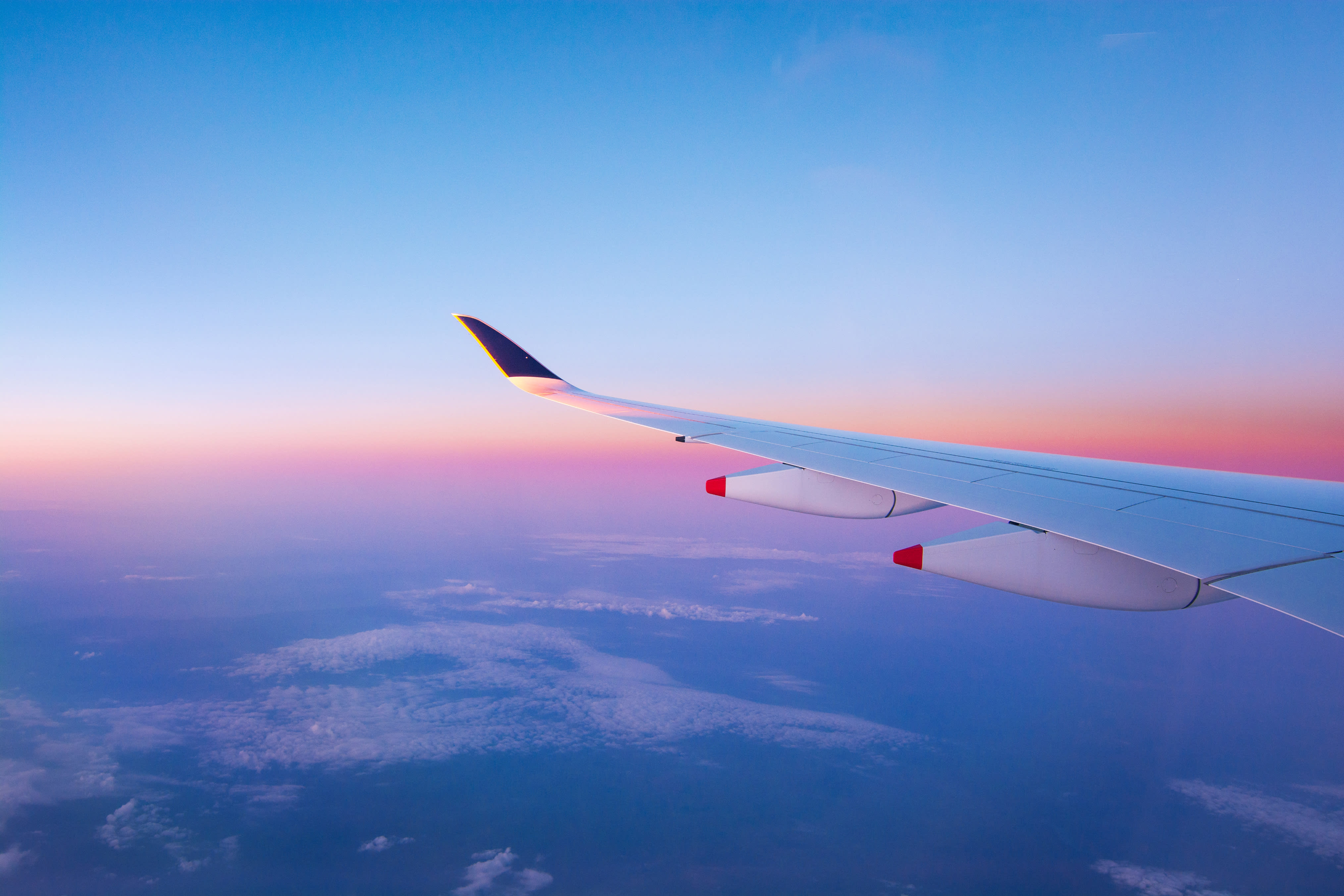 Wenn Sie First Class fliegen lässt sich die Aussicht über die Seitenflügel des Flugzeugs besonders genießen.