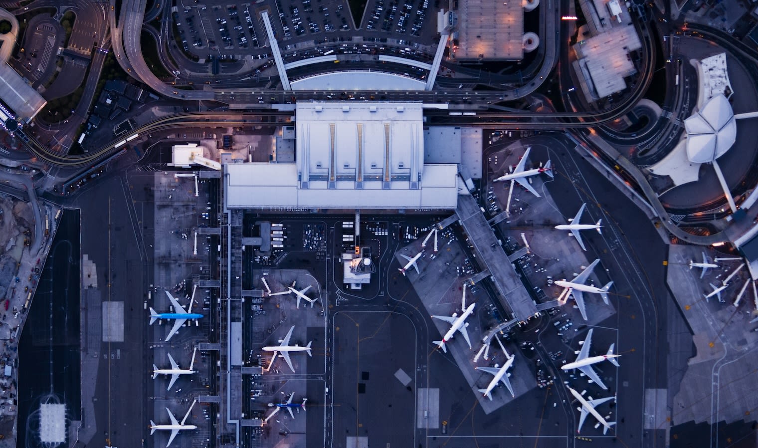 Ein Flughafen von oben, viele Flugzeuge auf dem Rollfeld im Airline-Retailing: Navan zeigt, wie’s geht,