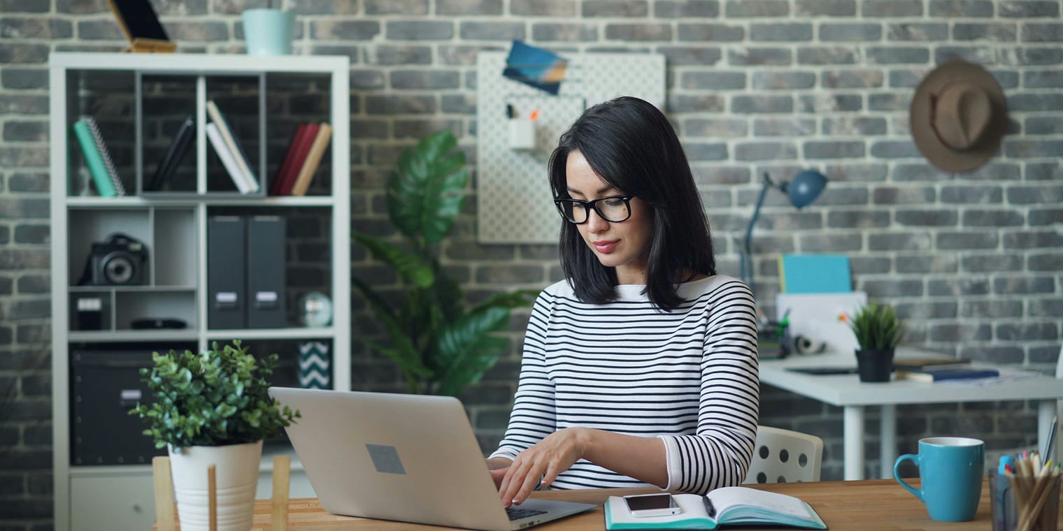 Une directrice Finance qui utilise Navan sur son ordinateur professionnel