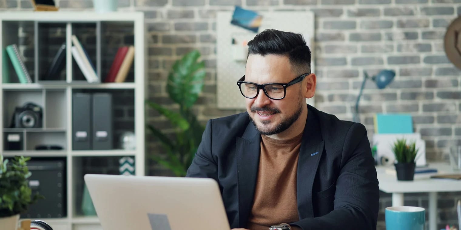 un employé utilise Navan Travel