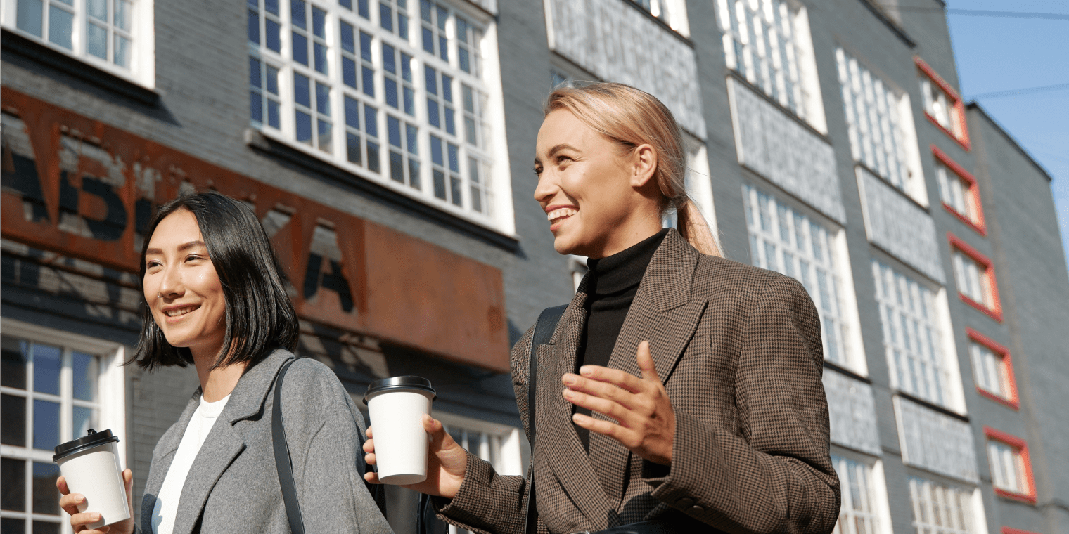 Zwei Frauen, die dank der Einhaltung der Fürsorgepflicht durch ihren Arbeitgeber entspannt auf Geschäftsreise sind