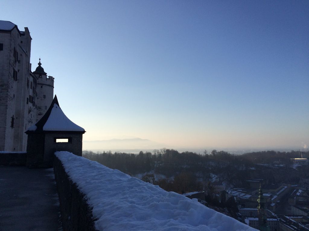 지붕마다, 성벽마다 뽀얗게 내려앉은 눈.