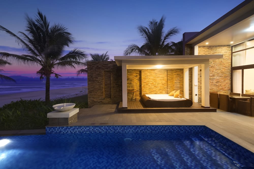 풀빌라에 딸려있는 프라이빗 수영장.