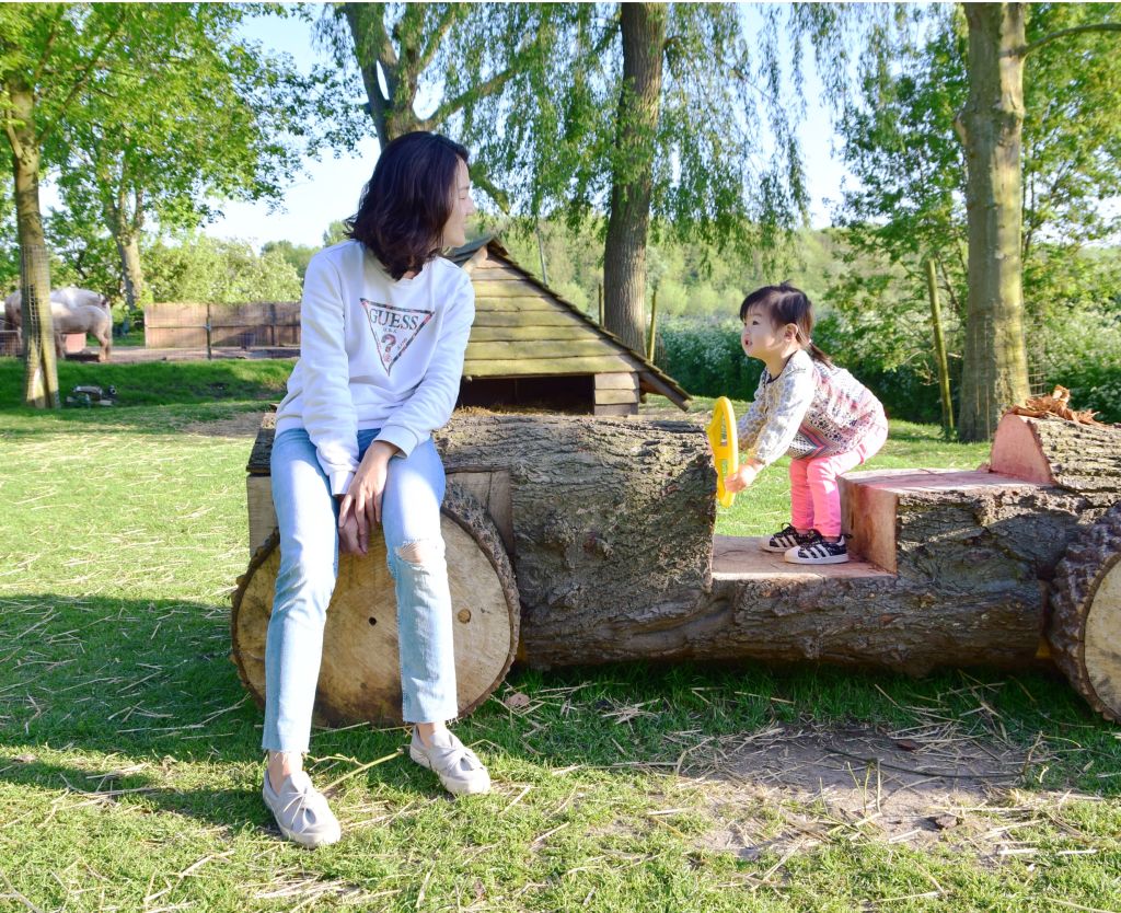조금만 크면 밖으로 나가자고 외친다.