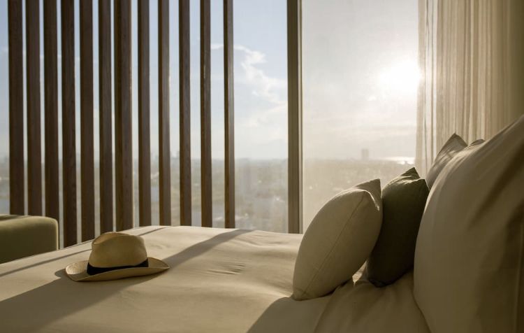 바다가 내려다보이는 침실.