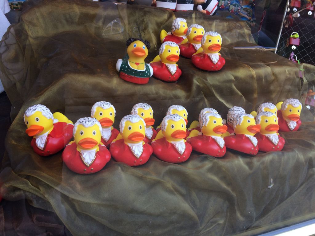 모차르트 러버덕은 조잡함이 매력이다