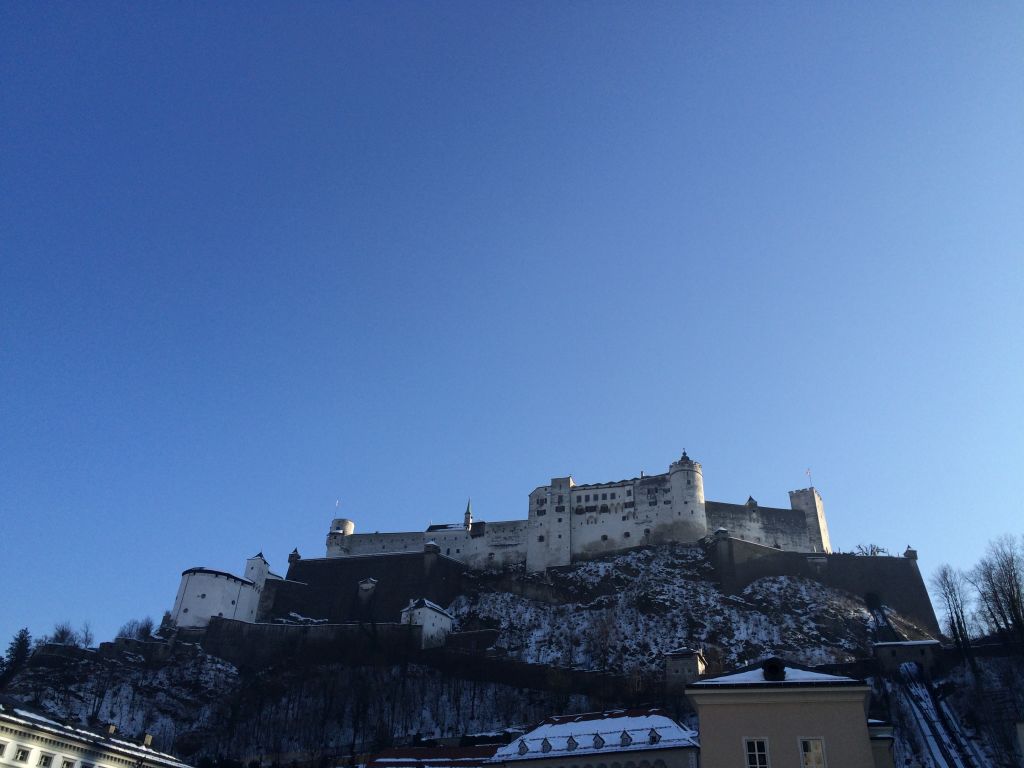 광장에서 올려다본 호엔잘츠부르크 요새